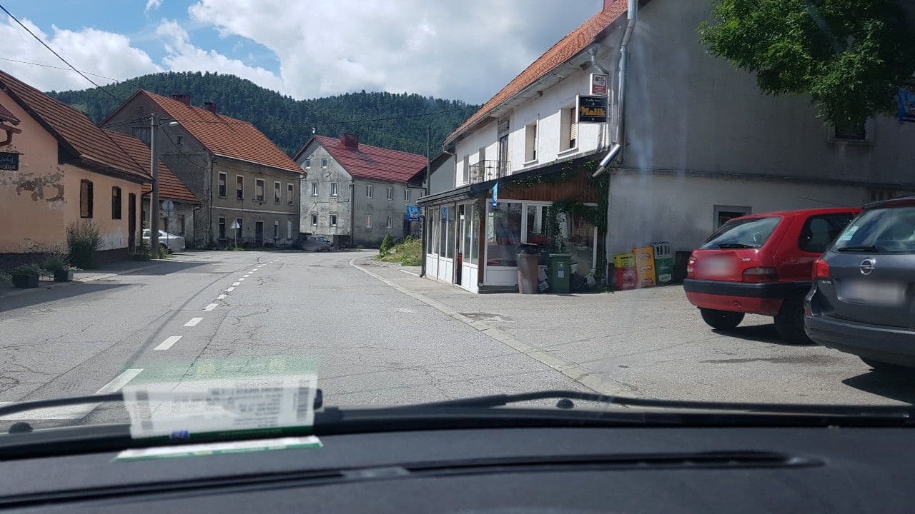 Street view near Apartmani Đurđica - Gorski kotar, Delnice — © mik007 (CC BY-SA · Mapillary)