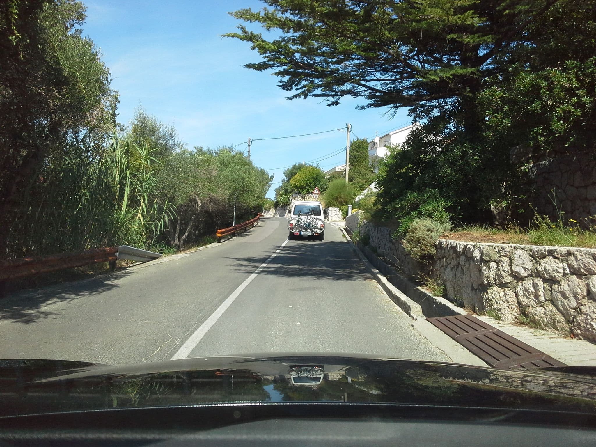 Street view near Adria Arba Apartments, Banjol — © klypern (CC BY-SA · Mapillary)