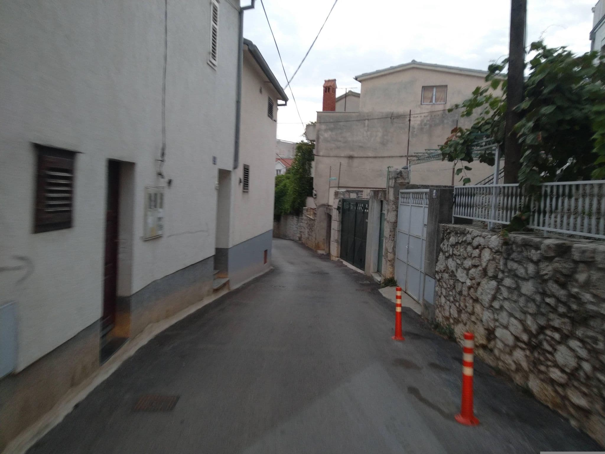 Street view near Sunny Inn, Šibenik — © hoseandres (CC BY-SA · Mapillary)