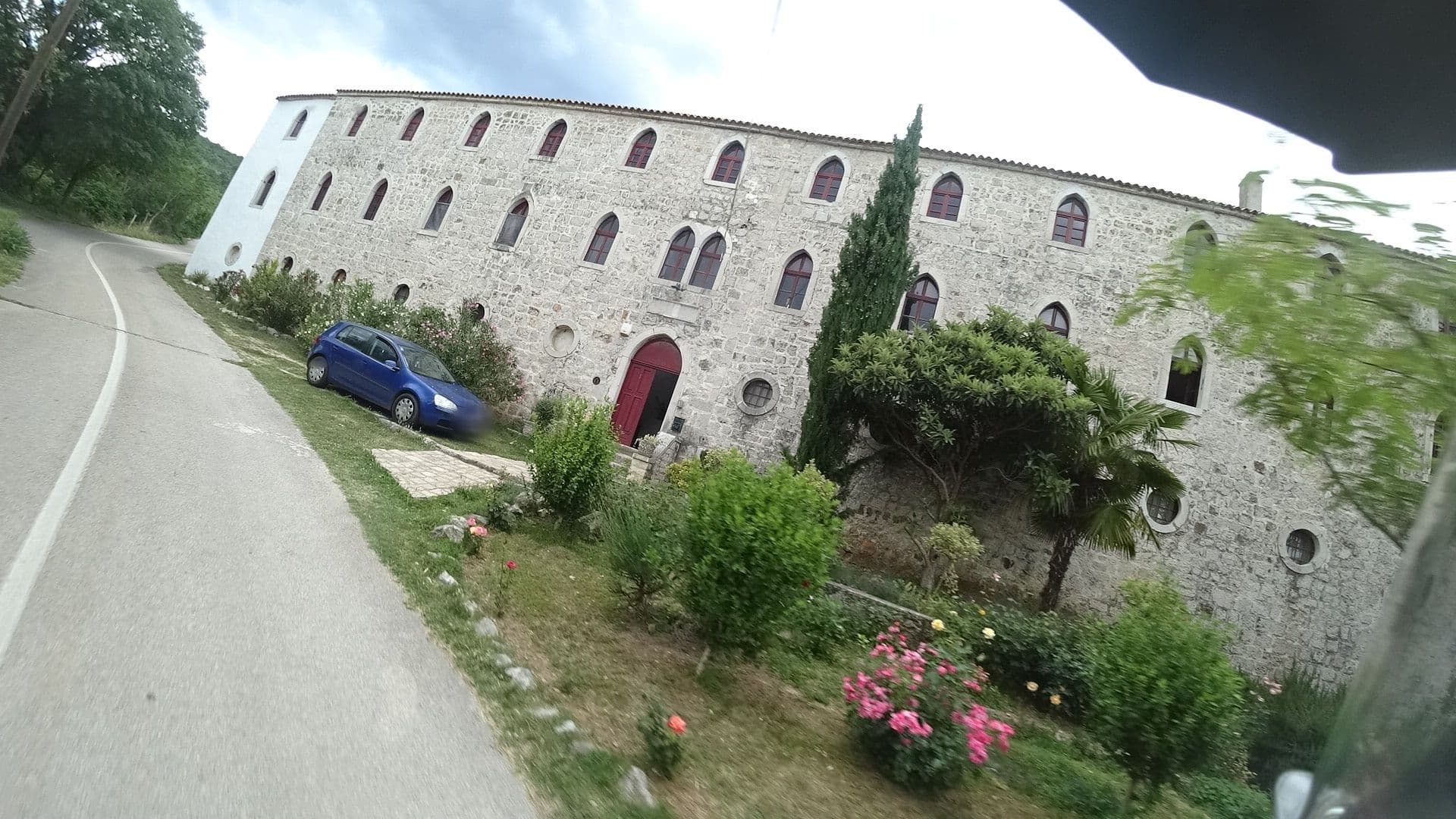 Street view near Apartment Gavrilova Kuca, Gračac — © isvedic (CC BY-SA · Mapillary)