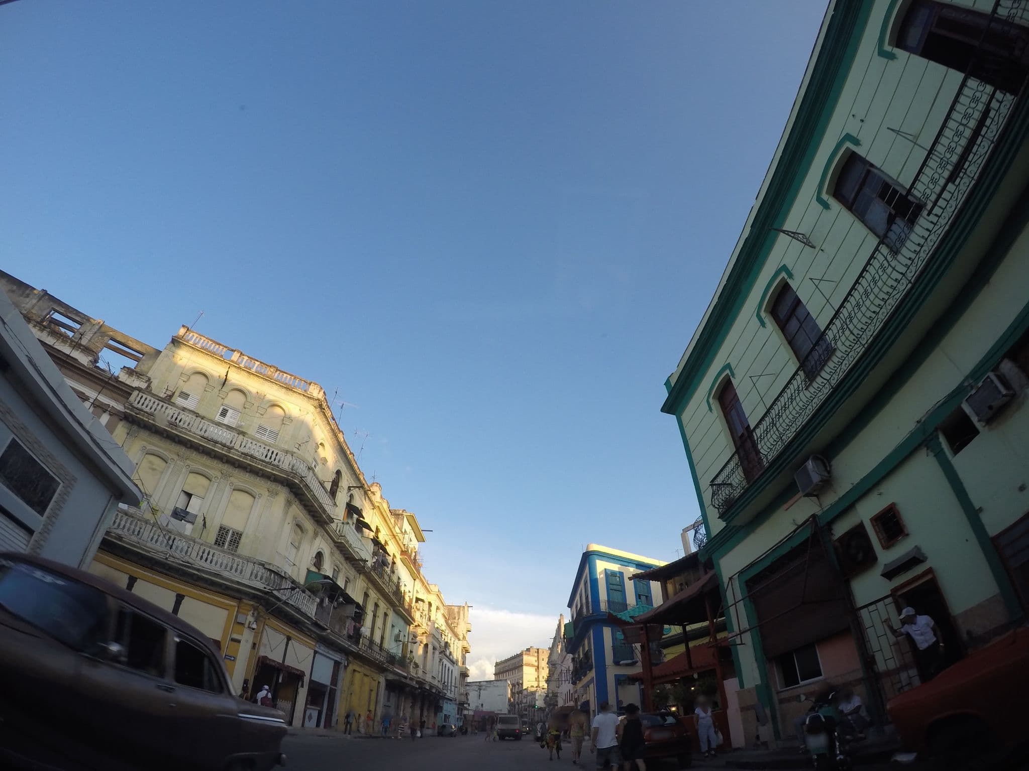 Street view near Los Vitrales de Galiano, Centro Habana