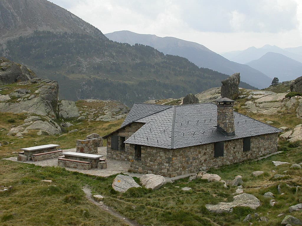 Refugi de Juclar (via Wikimedia Commons, CC BY-SA 3.0)