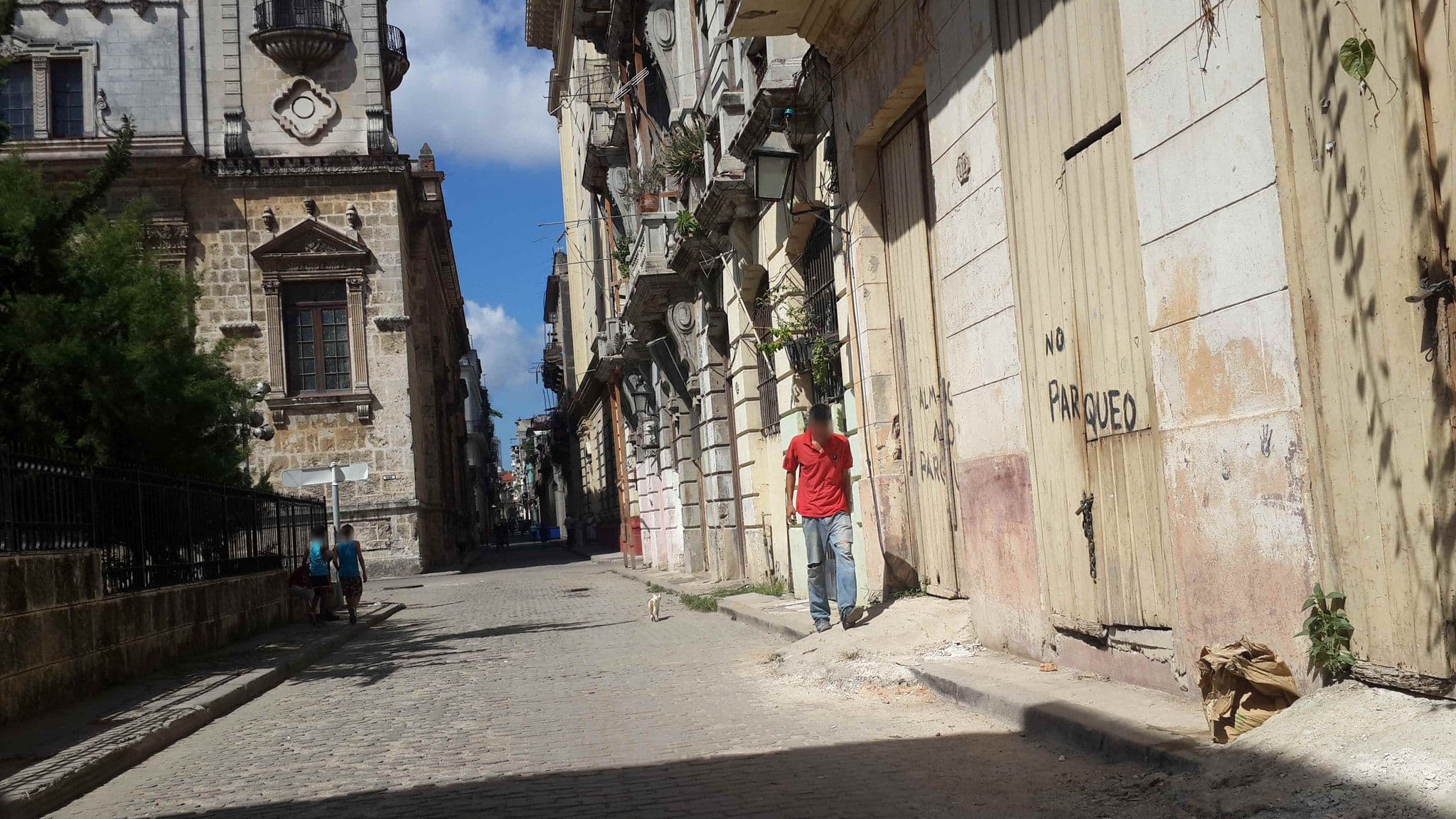Street view near Telefonica, La Habana Vieja
