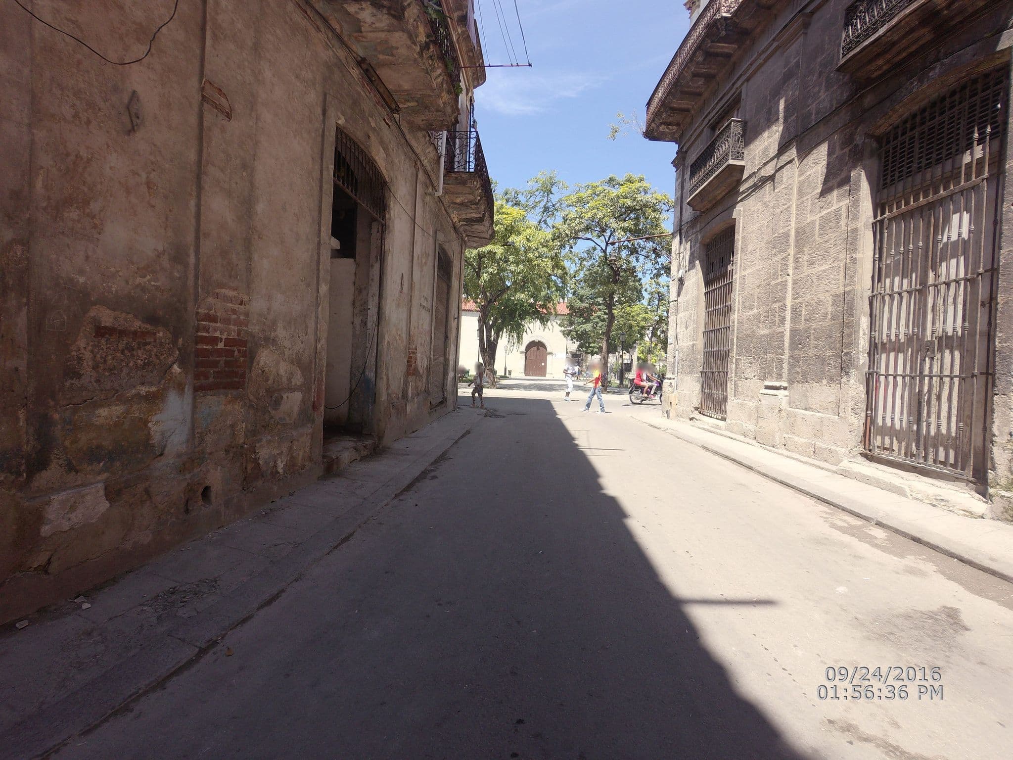 Street view near Hostal La Muralla, La Habana Vieja