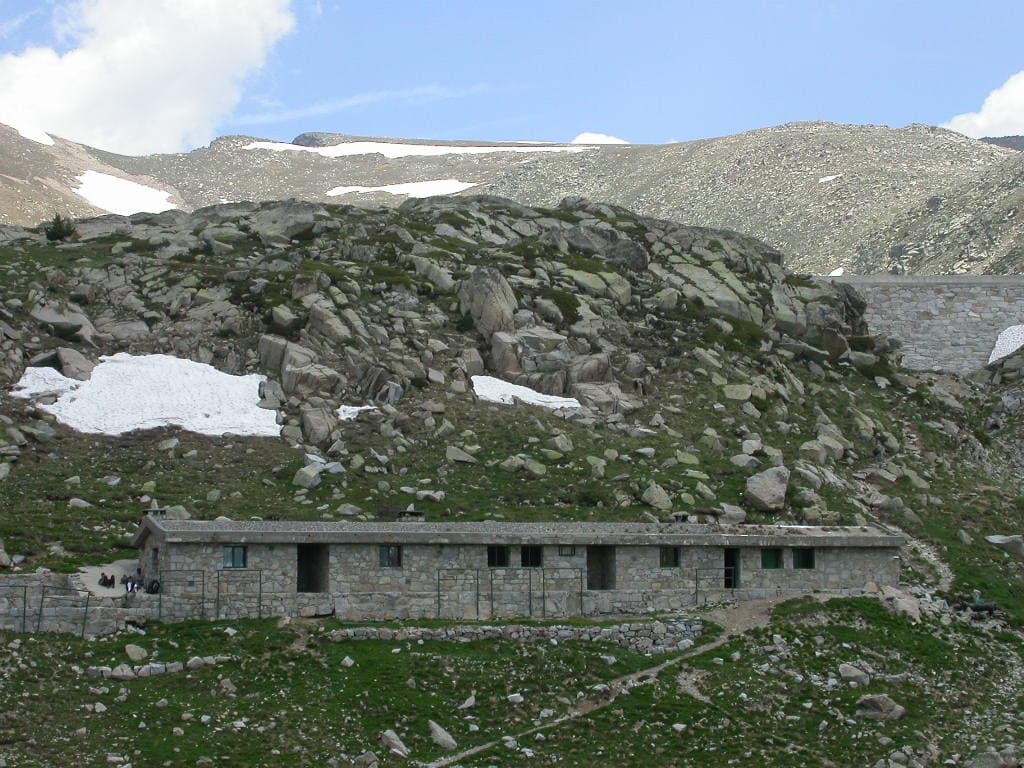 Refugi de l'Illa (via Wikimedia Commons, CC BY-SA 3.0)