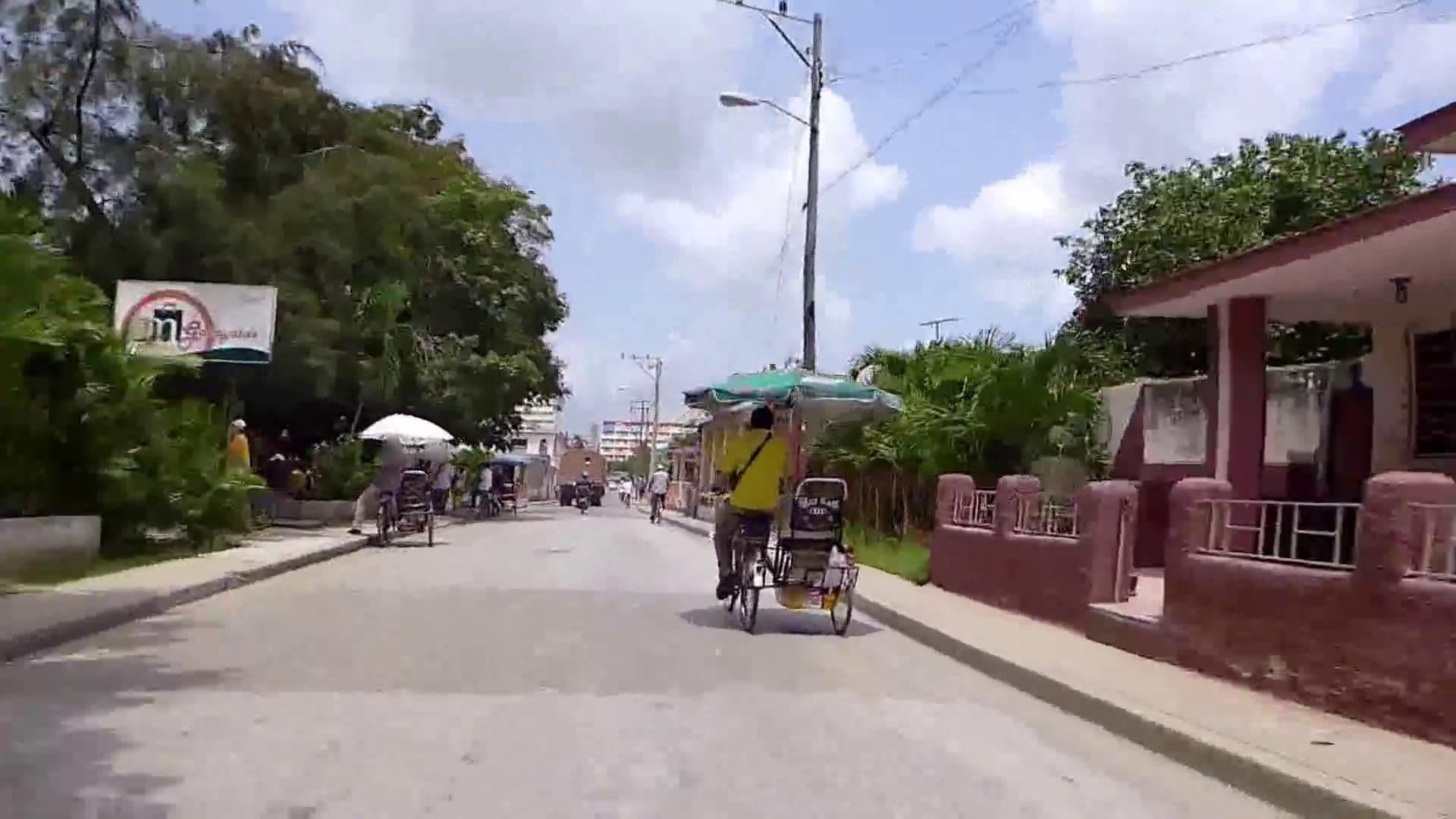 Street view near Maison Alyn, Holguín