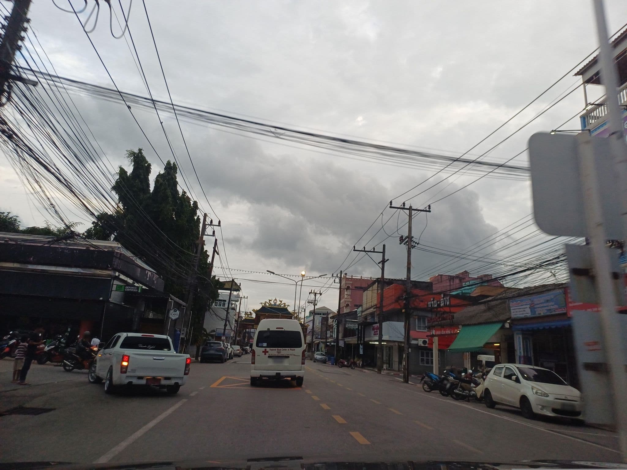 Street view near โรงแรมเมโทรโปร, Ban Talat Yai — © EakMor (CC BY-SA · Mapillary)