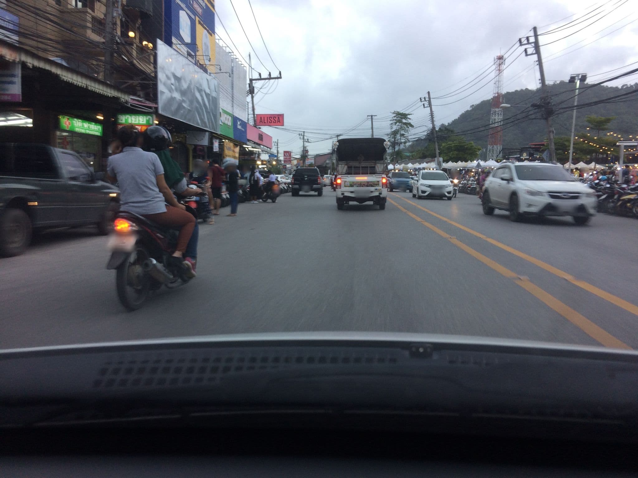 Street view near มีตั่งนั่งนอน, Wichit — © pik (CC BY-SA · Mapillary)