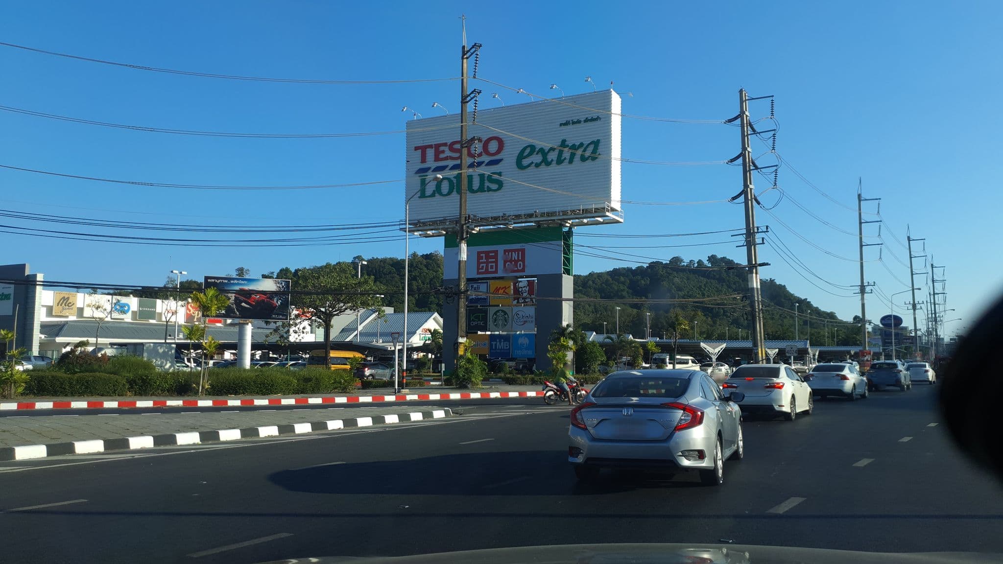 Street view near Holiday Inn Lounge @ Phuket International Airport, Wichit — © jrcarlsen (CC BY-SA · Mapillary)