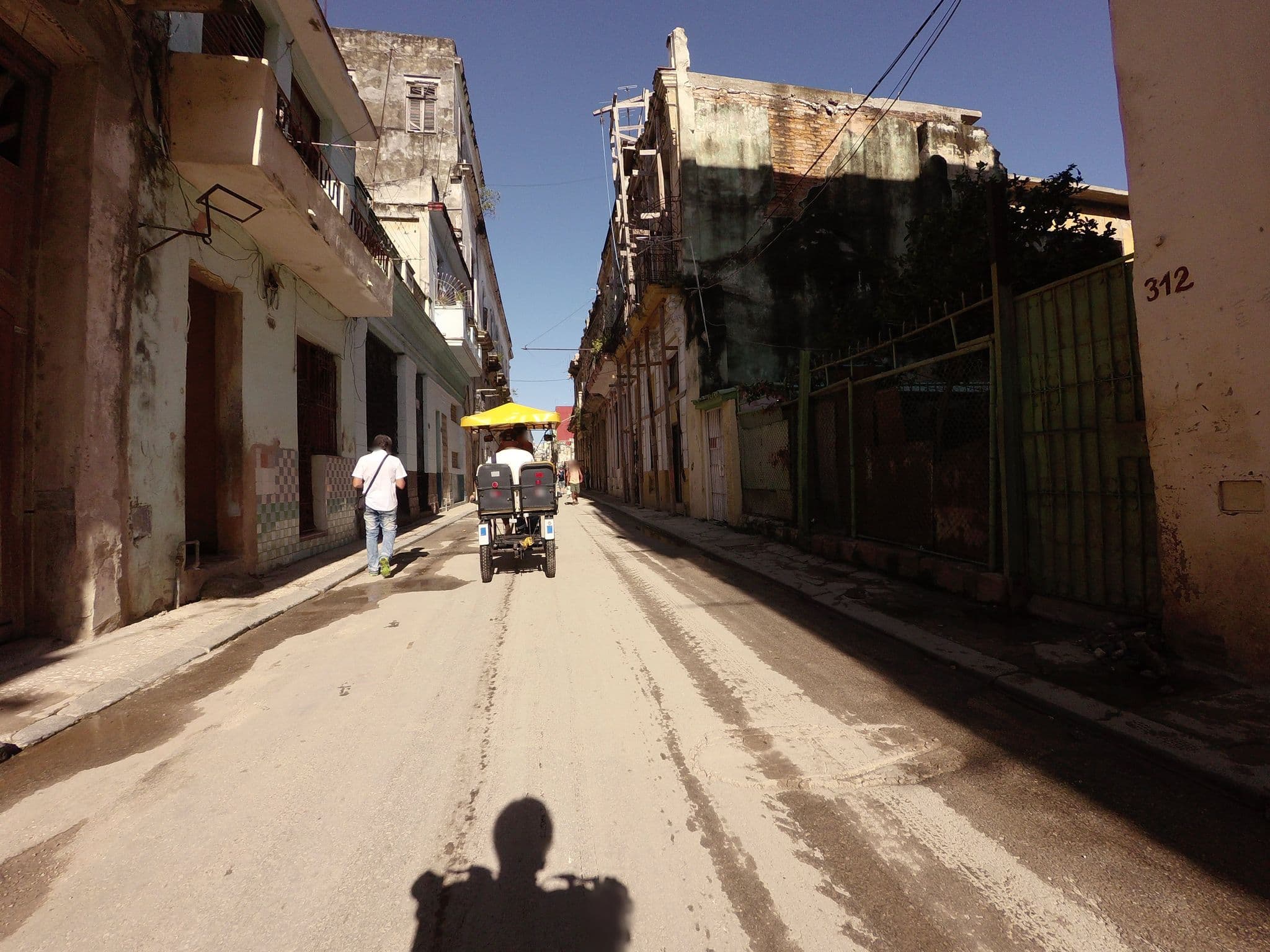 Street view near La casa de la calle luz, La Habana Vieja
