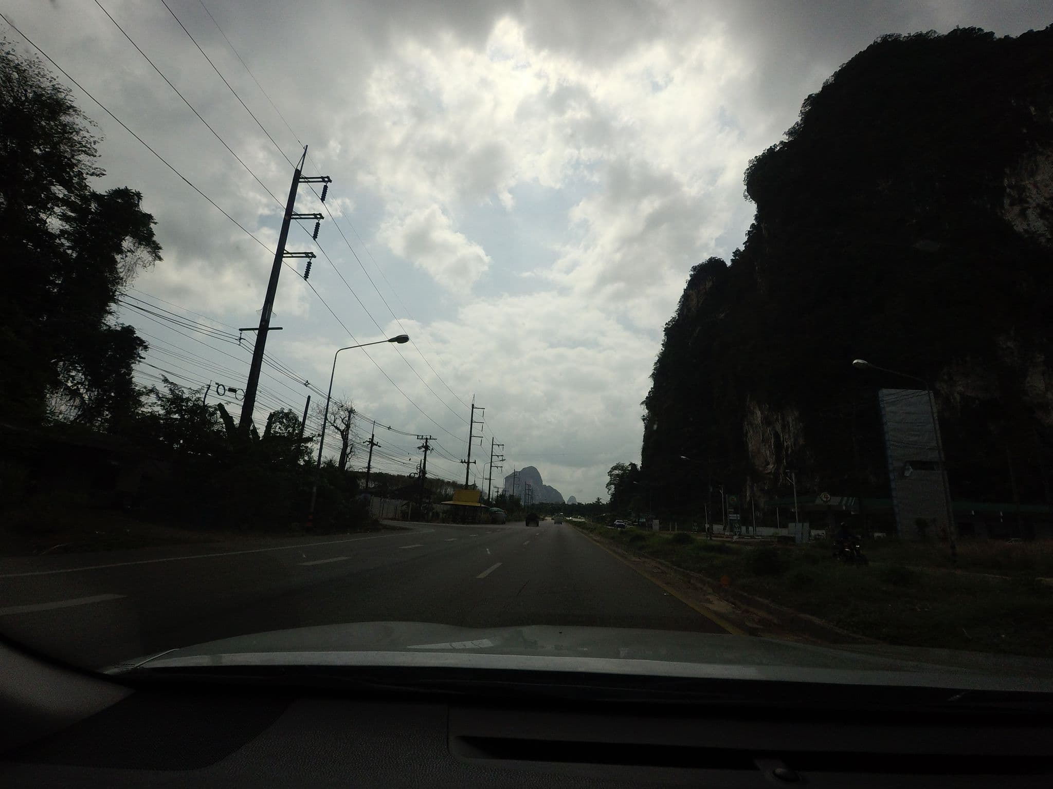 Street view near Puiiz's Bedroom, Ao Luek — © mishari (CC BY-SA · Mapillary)