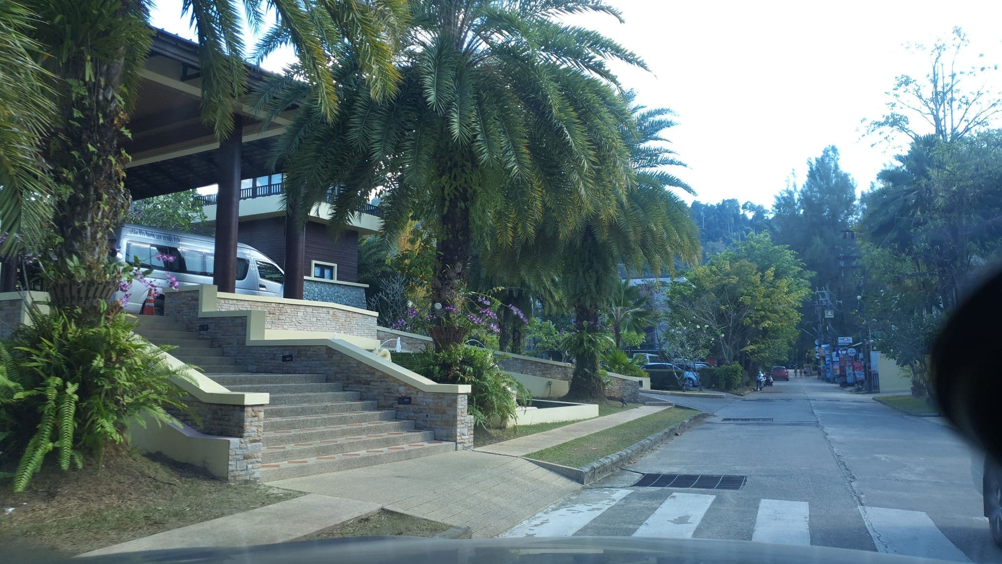 Street view near Centara Seaview Resort Khaolak (เซ็นทาราซีวิวรีสอร์ทเขาหลัก), Ban Khao Lak — © jrcarlsen (CC BY-SA · Mapillary)