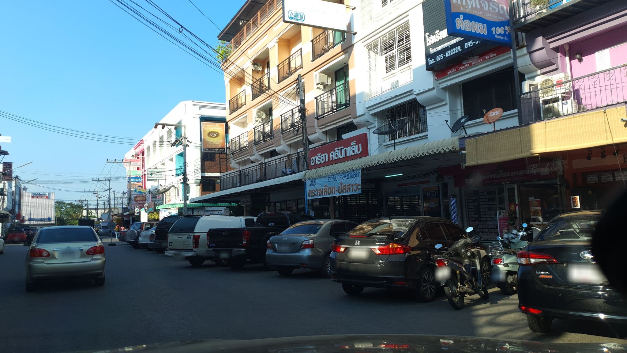 Street view near โรงแรมเวียงทอง, Krabi — © jrcarlsen (CC BY-SA · Mapillary)