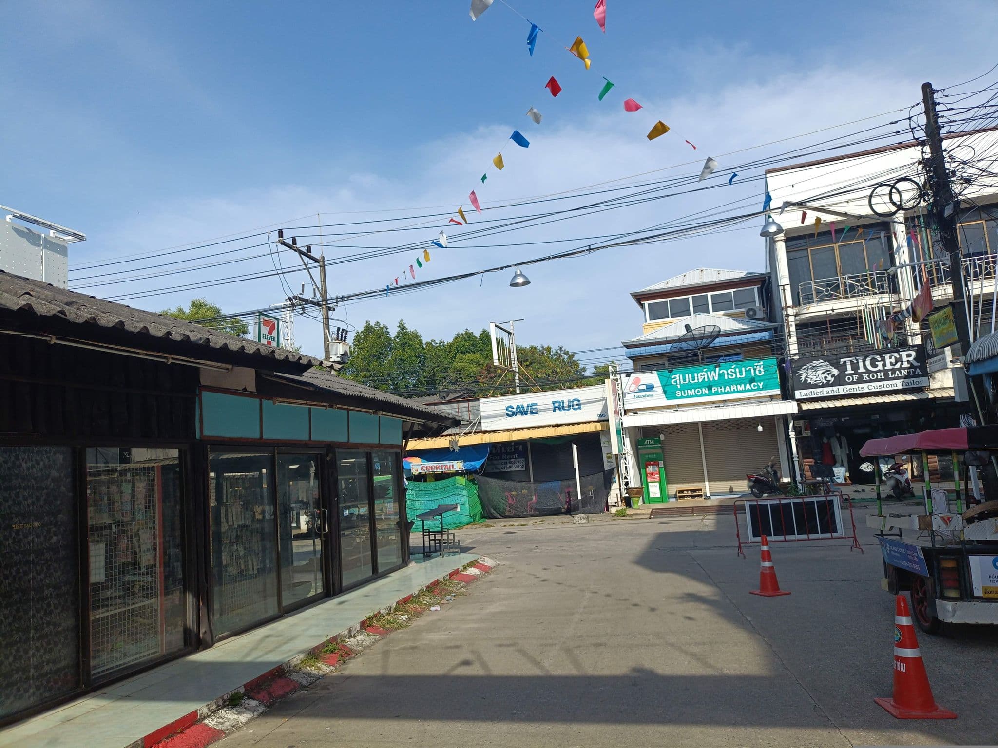 Street view near Lanta All Seasons Beach Resort, Saladan — © skillsy (CC BY-SA · Mapillary)
