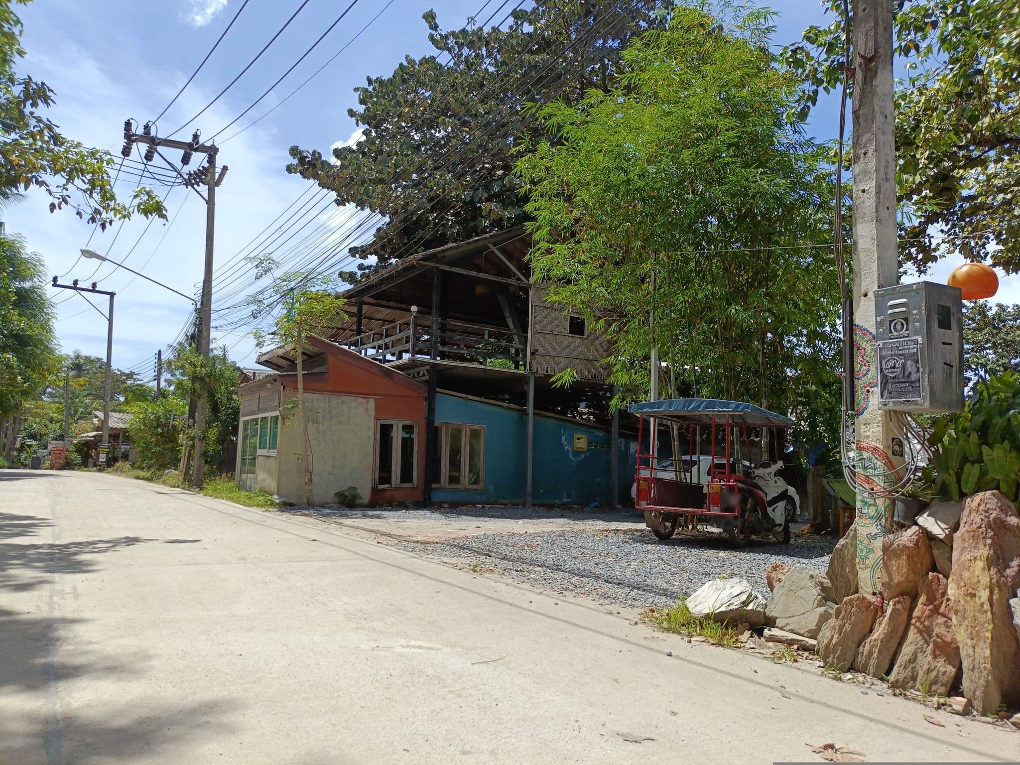 Street view near Wild Flowers Hostel, Saladan — © skillsy (CC BY-SA · Mapillary)
