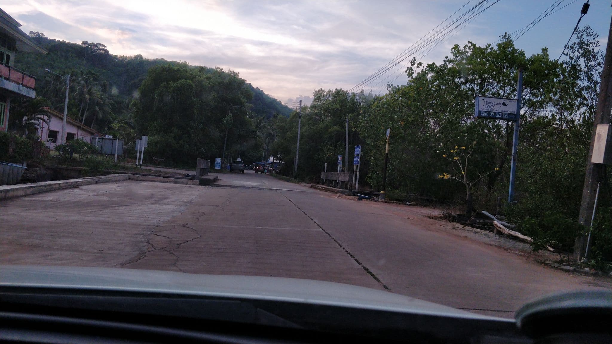Street view near Andaman Lanta Old Town, Ko Lanta — © datpeter (CC BY-SA · Mapillary)