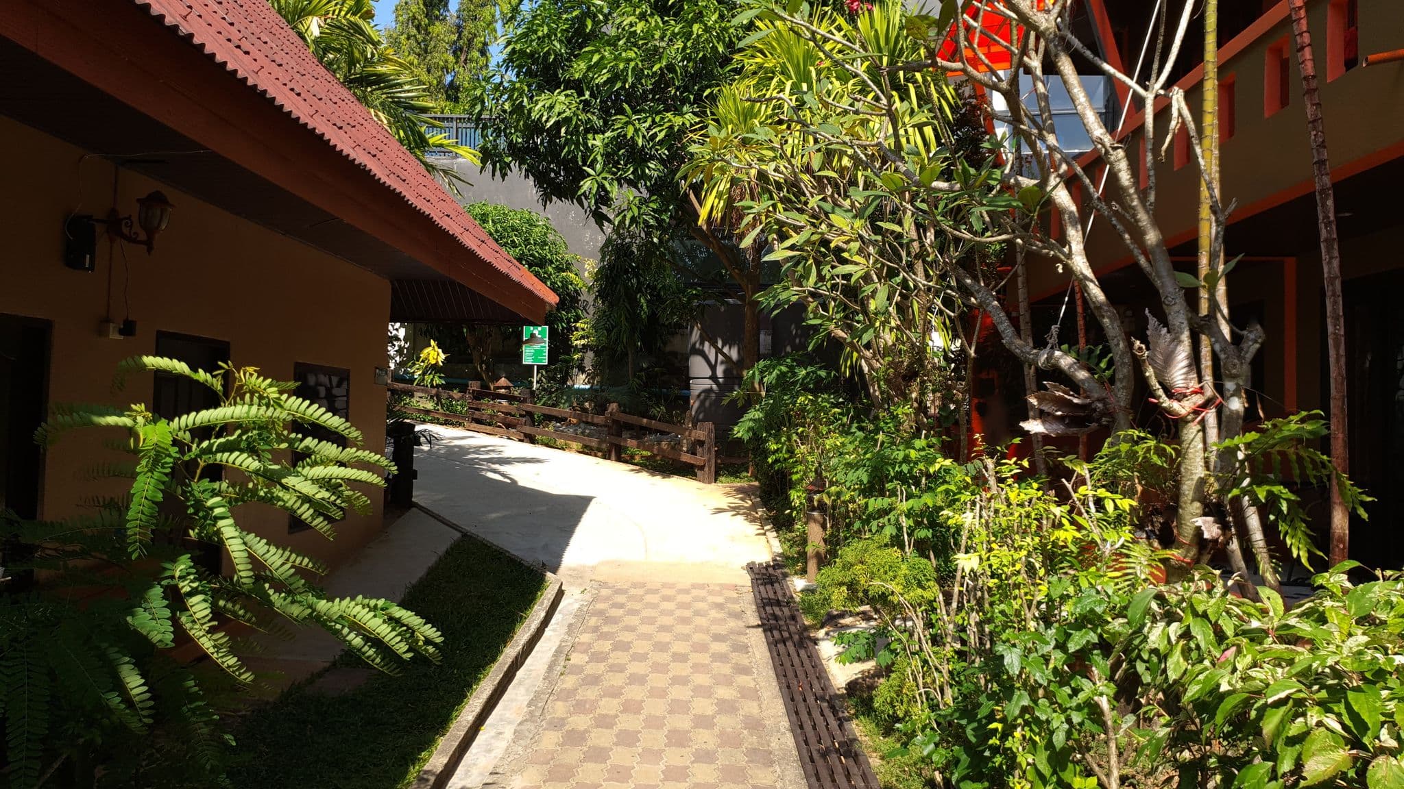 Street view near Beach Terrace Hotel, Ban Ao Nang — © jrcarlsen (CC BY-SA · Mapillary)