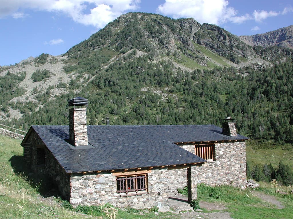 Refugi Borda de Sorteny (via Wikimedia Commons, CC BY-SA 3.0)