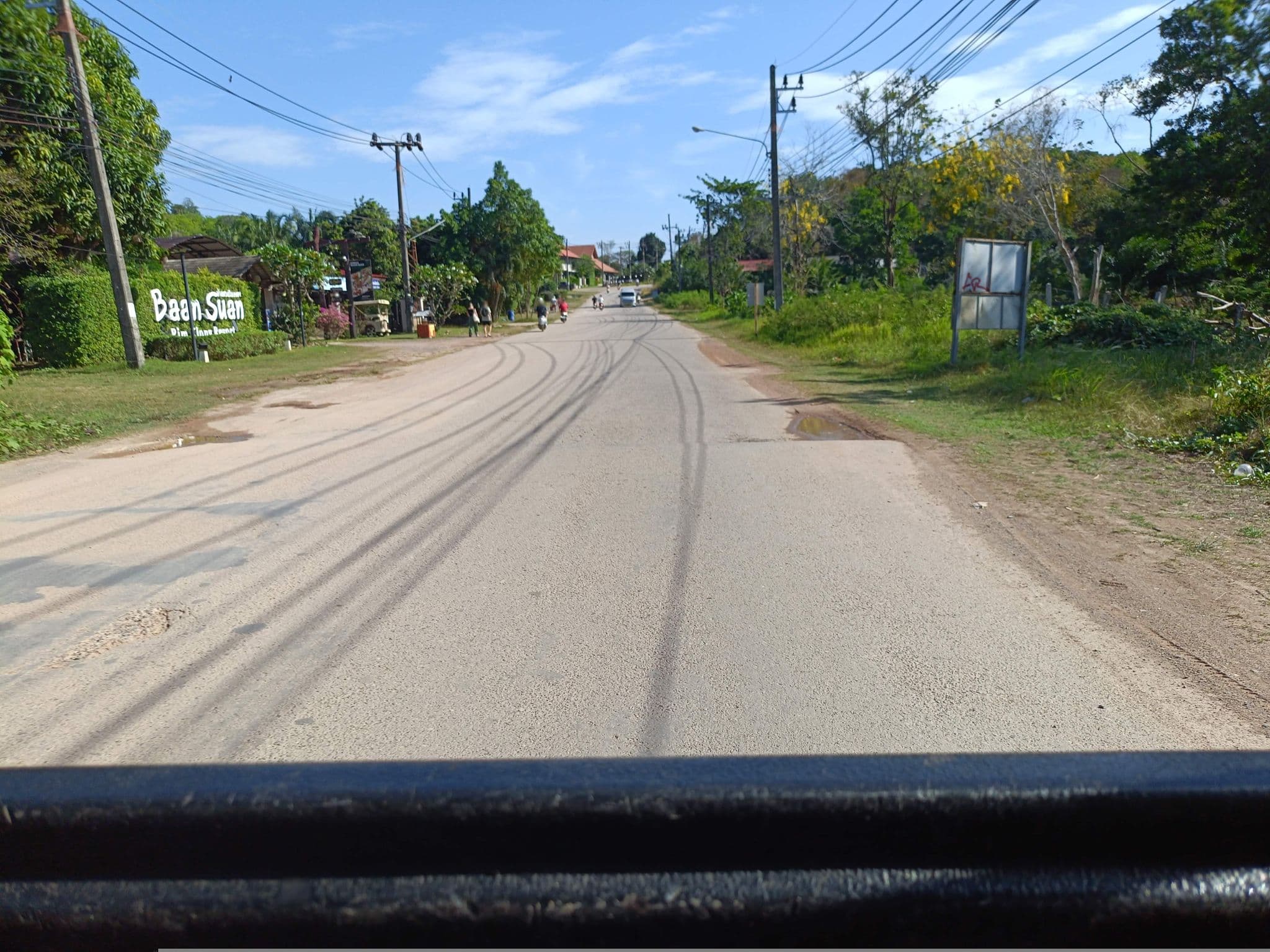 Street view near บ้านสวนริมคลอง [Ban Suan Rim Klong Resort], Saladan — © skillsy (CC BY-SA · Mapillary)