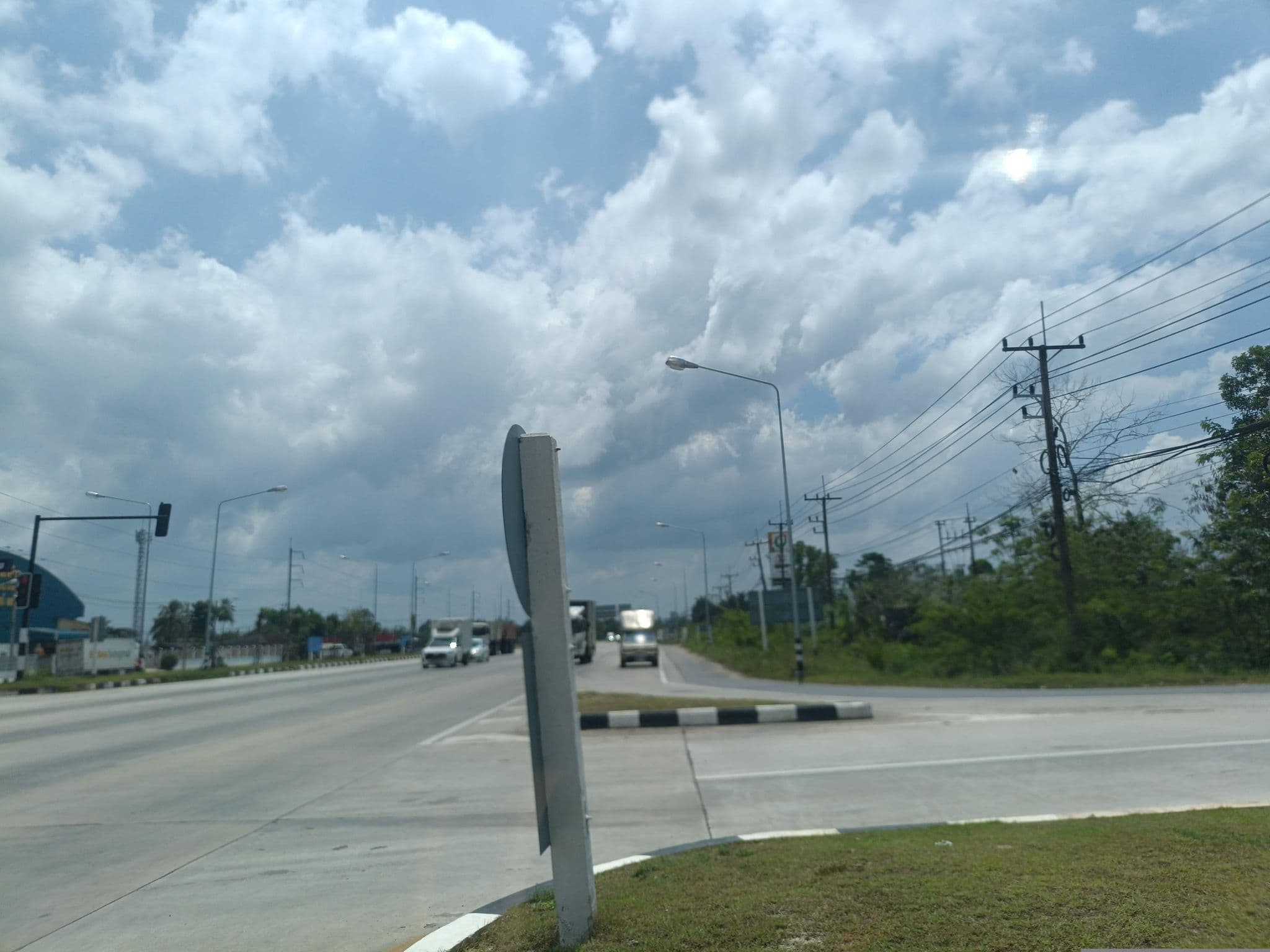 Street view near Amaretto Coffee&Hostel, Tha Kham — © skillsy (CC BY-SA · Mapillary)
