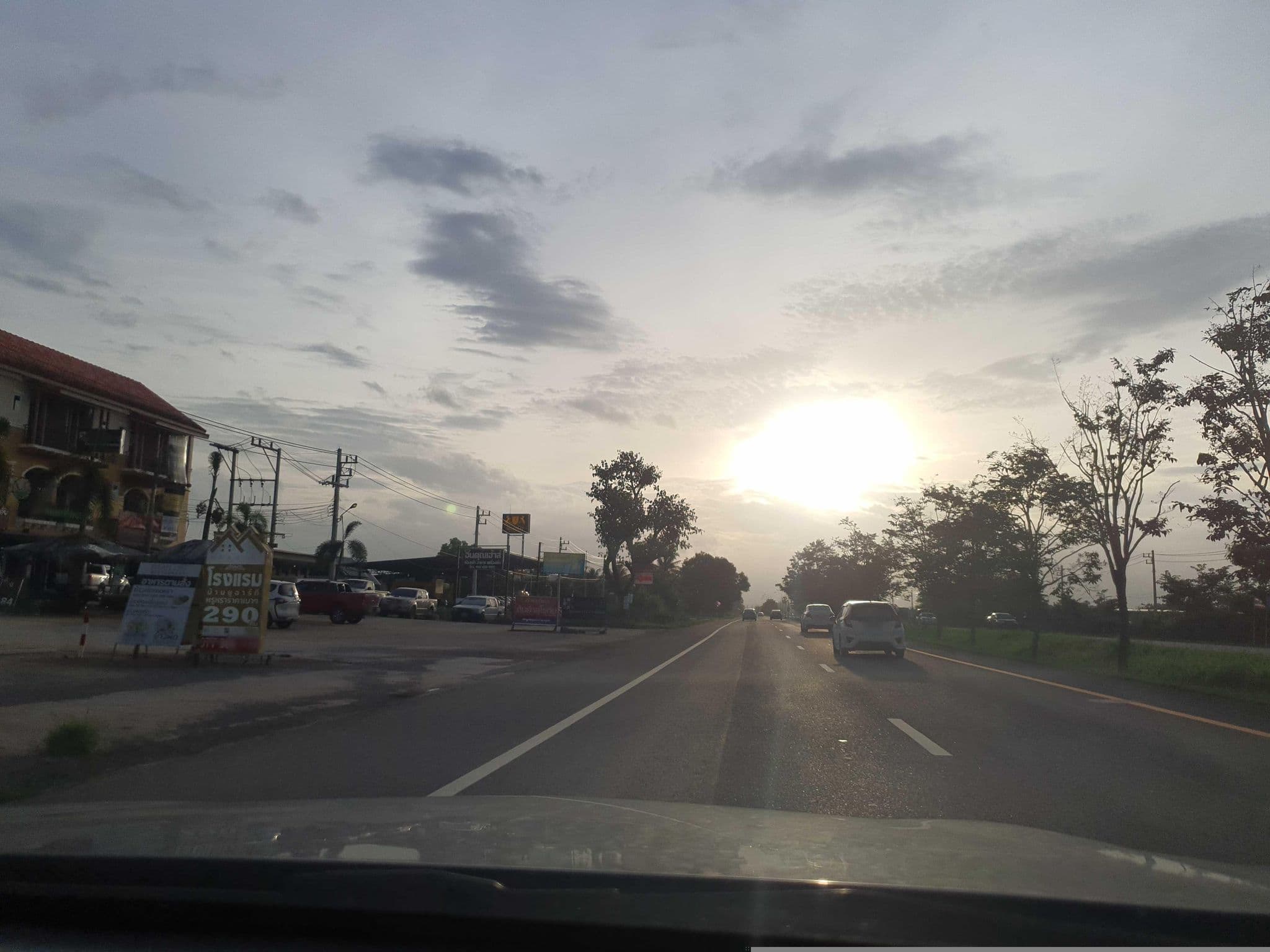 Street view near Baan Urt Surat Thani Airport Hotel, Tha Kham — © jrcarlsen (CC BY-SA · Mapillary)