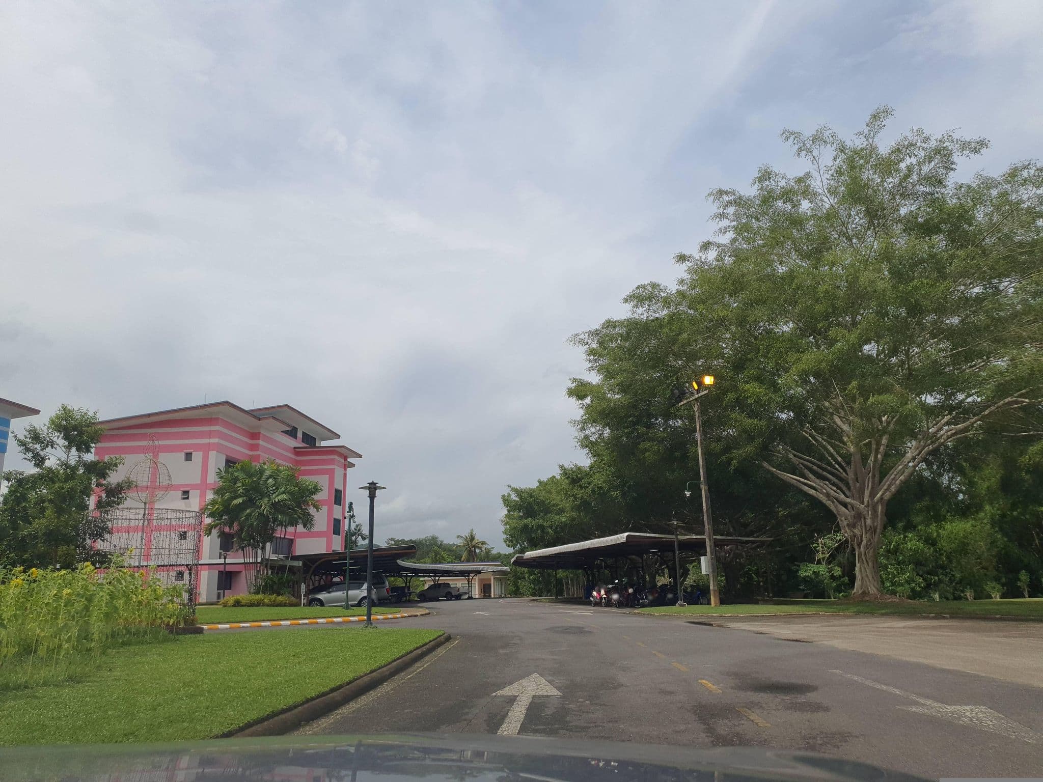 Street view near บ้านดาหลา, Tha Khanon — © jrcarlsen (CC BY-SA · Mapillary)