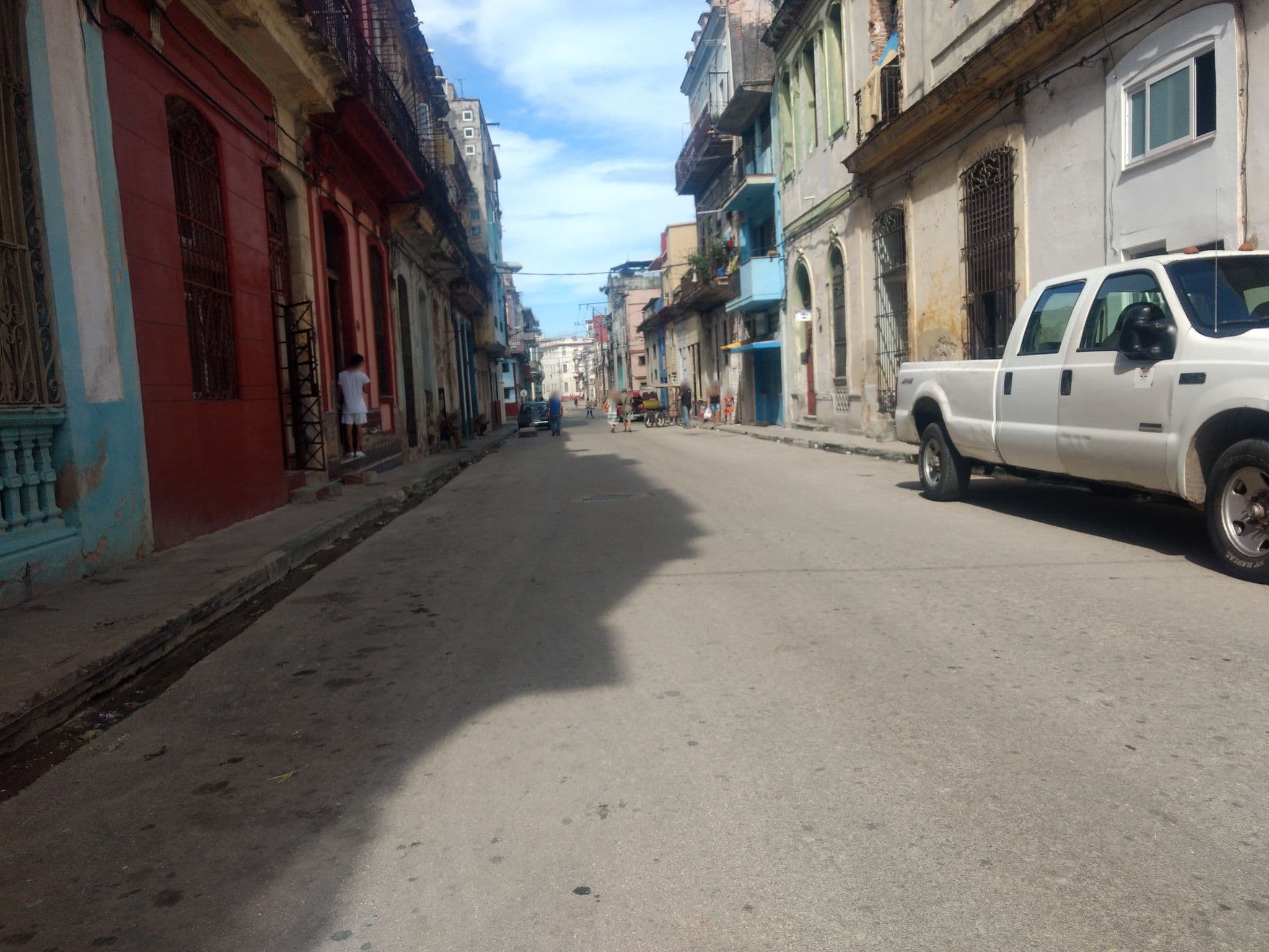 Street view near Las Dos Columnas, Havana