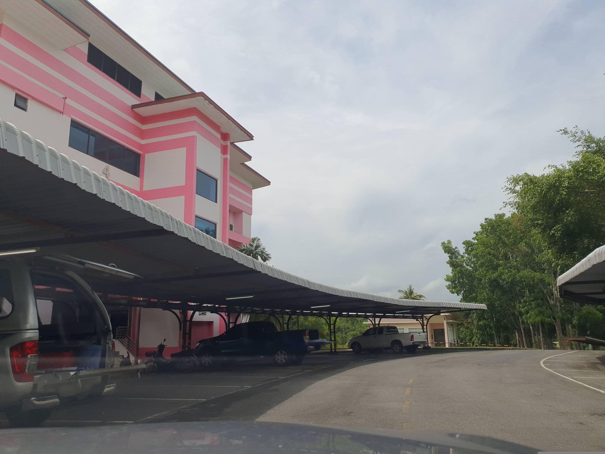 Street view near ดาหลา, Tha Khanon — © jrcarlsen (CC BY-SA · Mapillary)
