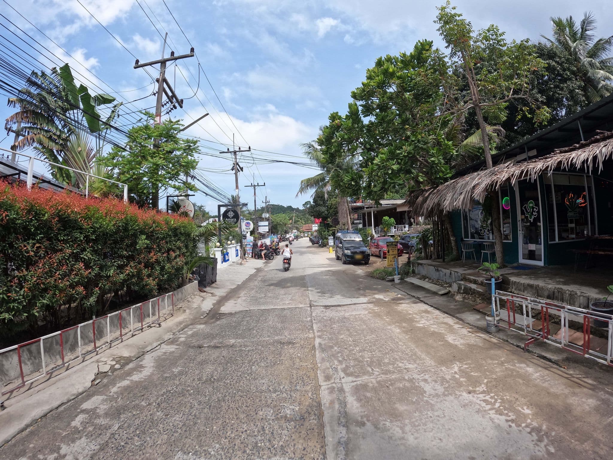 Street view near Amara Beach Resort, Ko Pha Ngan — © lucomsky (CC BY-SA · Mapillary)