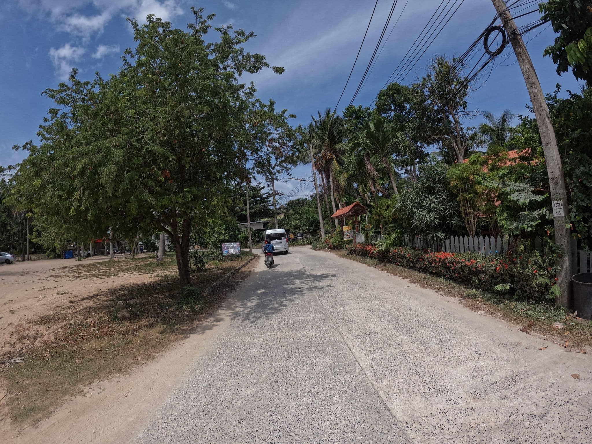 Street view near Maehaad Garden Inn, Ko Pha Ngan — © lucomsky (CC BY-SA · Mapillary)