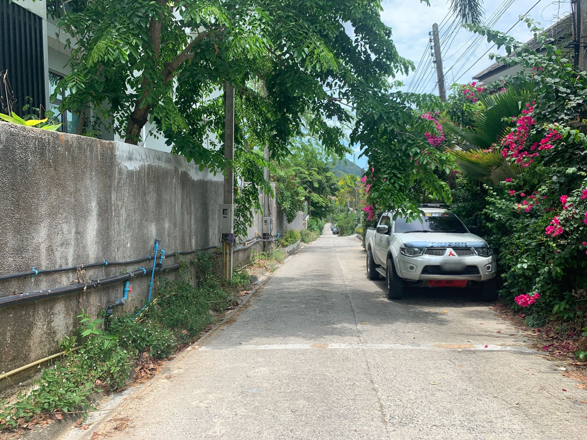 Street view near Baan Phunsap Resort, Ko Samui — © emseesee (CC BY-SA · Mapillary)