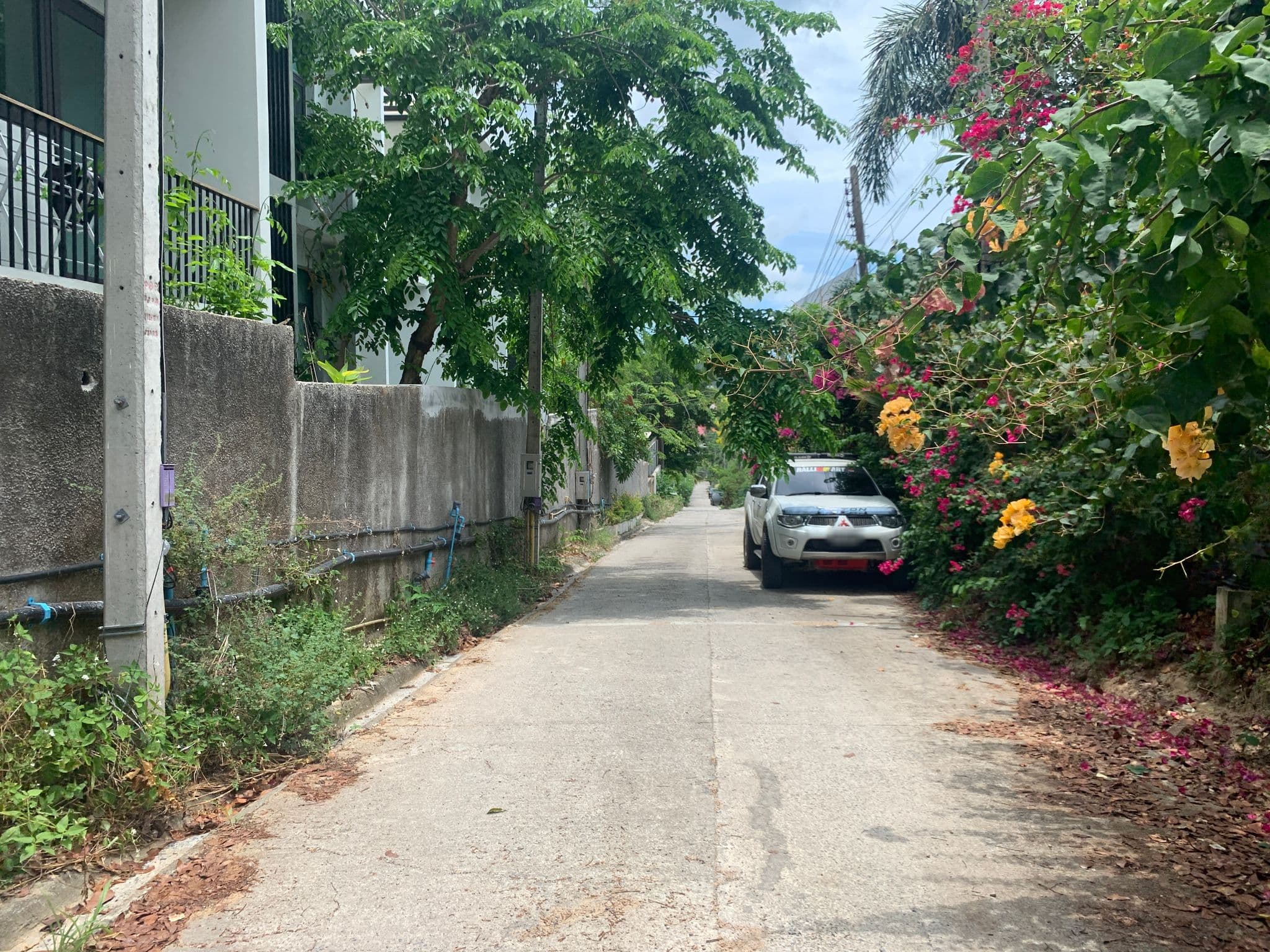 Street view near The Sundays Sanctuary Resort & Spa, Ko Samui — © emseesee (CC BY-SA · Mapillary)