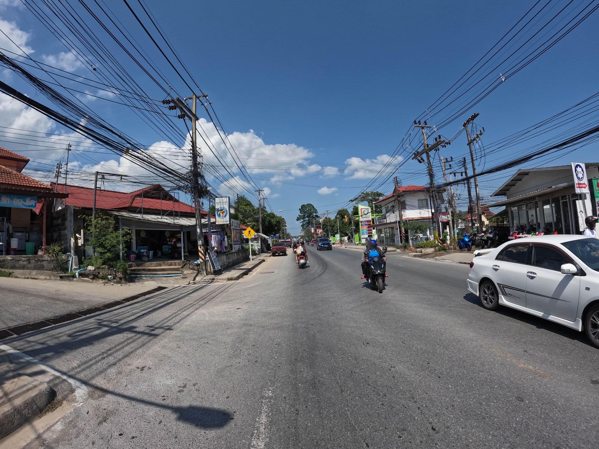 Street view near Sasinara, Ko Samui — © lucomsky (CC BY-SA · Mapillary)