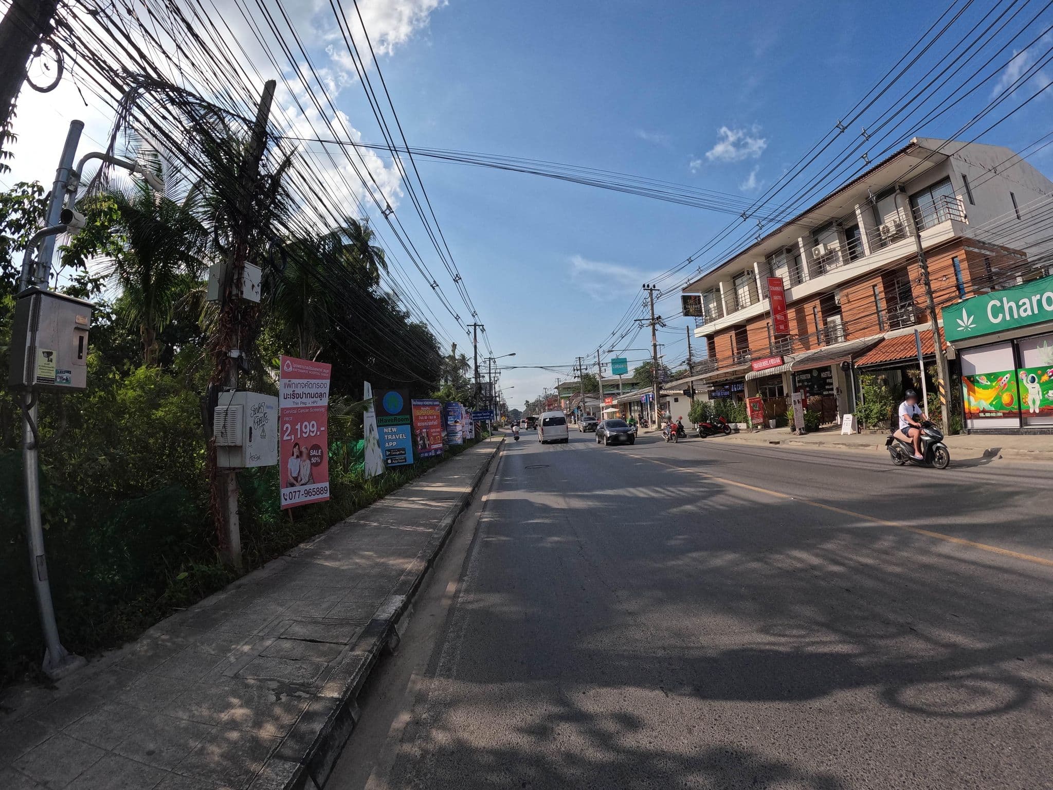 Street view near SamThong Hotel, Ko Samui — © lucomsky (CC BY-SA · Mapillary)