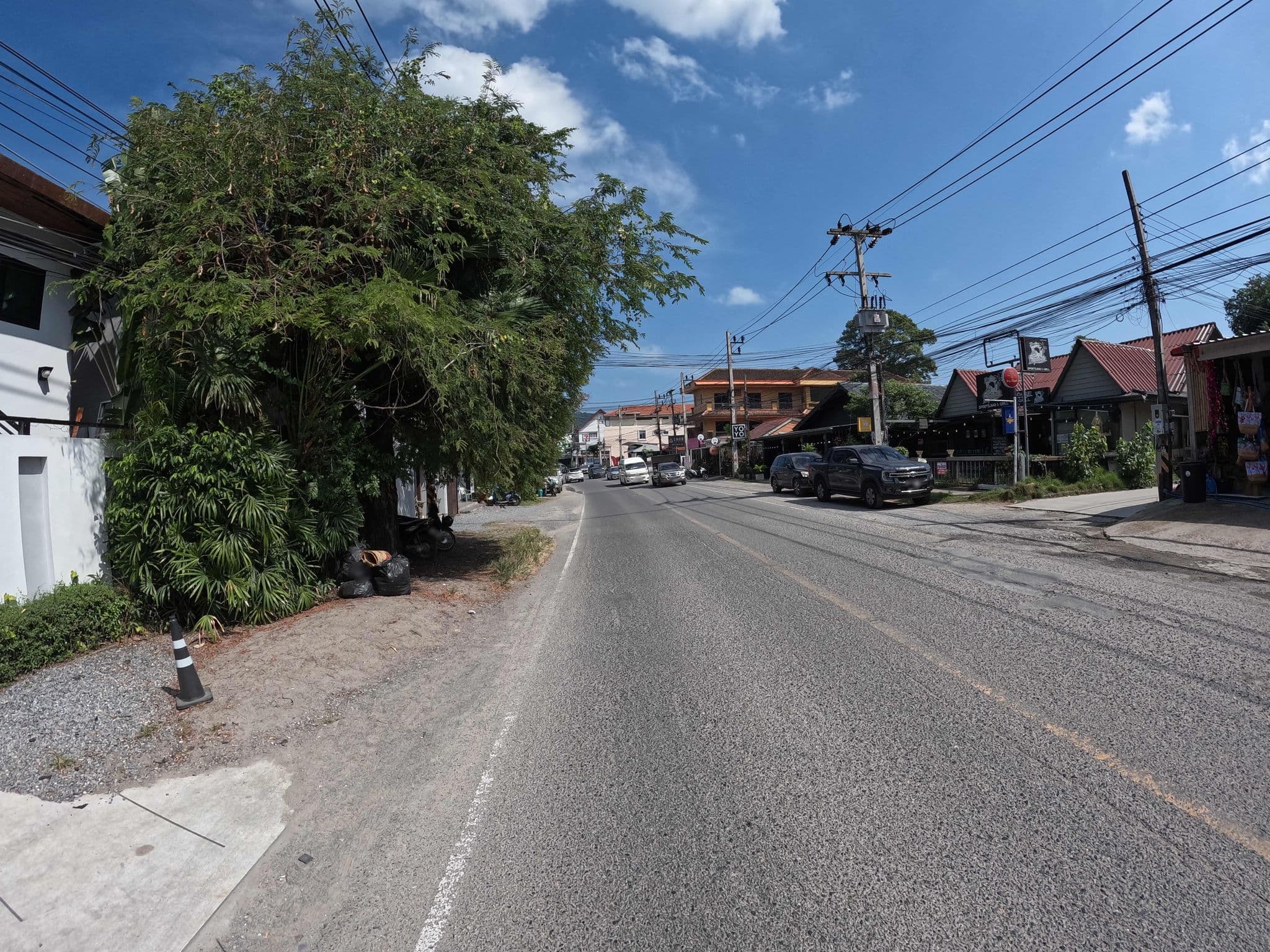 Street view near Boardroom Bungalows, Ko Samui — © lucomsky (CC BY-SA · Mapillary)