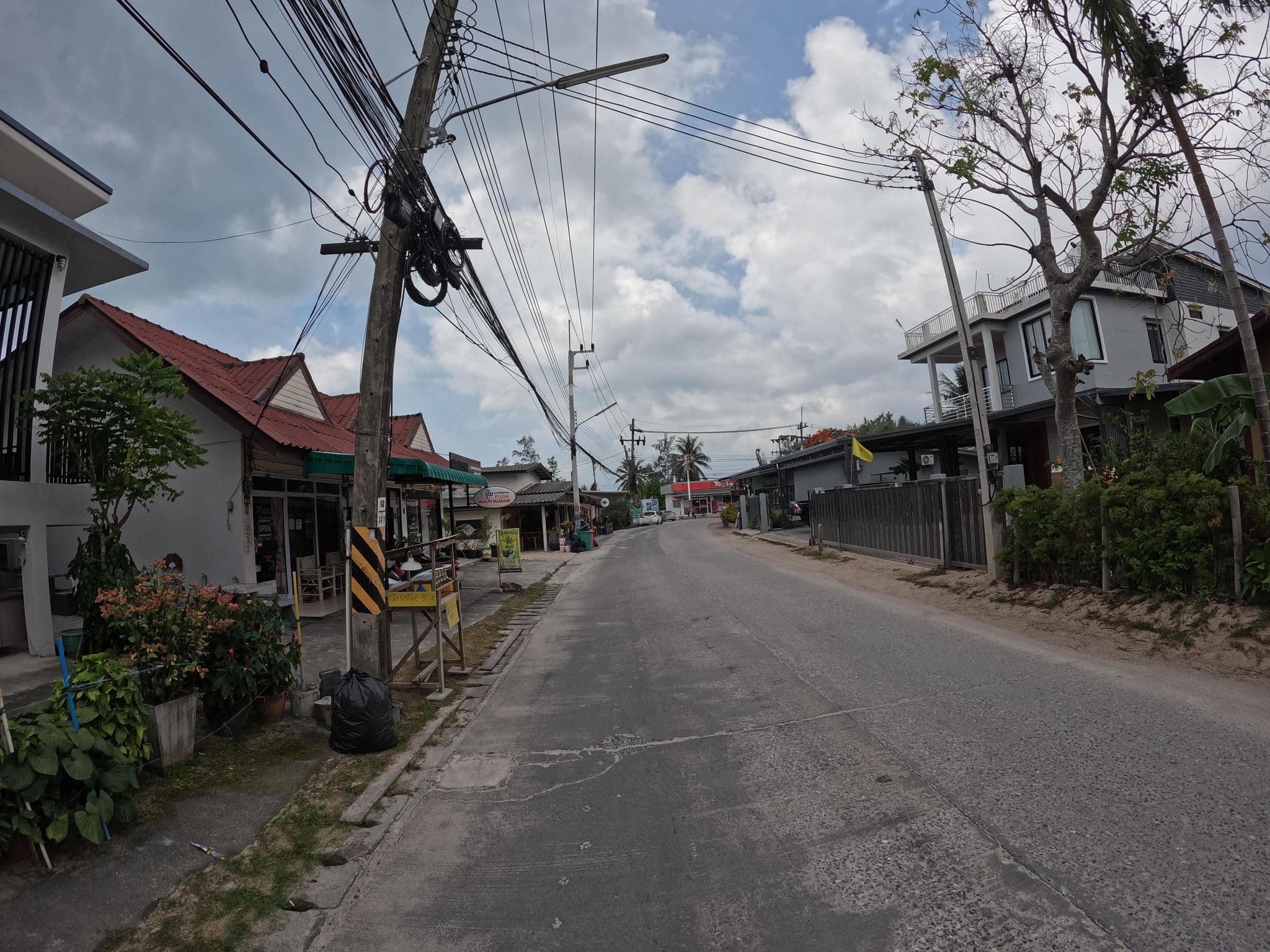 Street view near Moon Beach Villa's, Ko Pha Ngan — © lucomsky (CC BY-SA · Mapillary)
