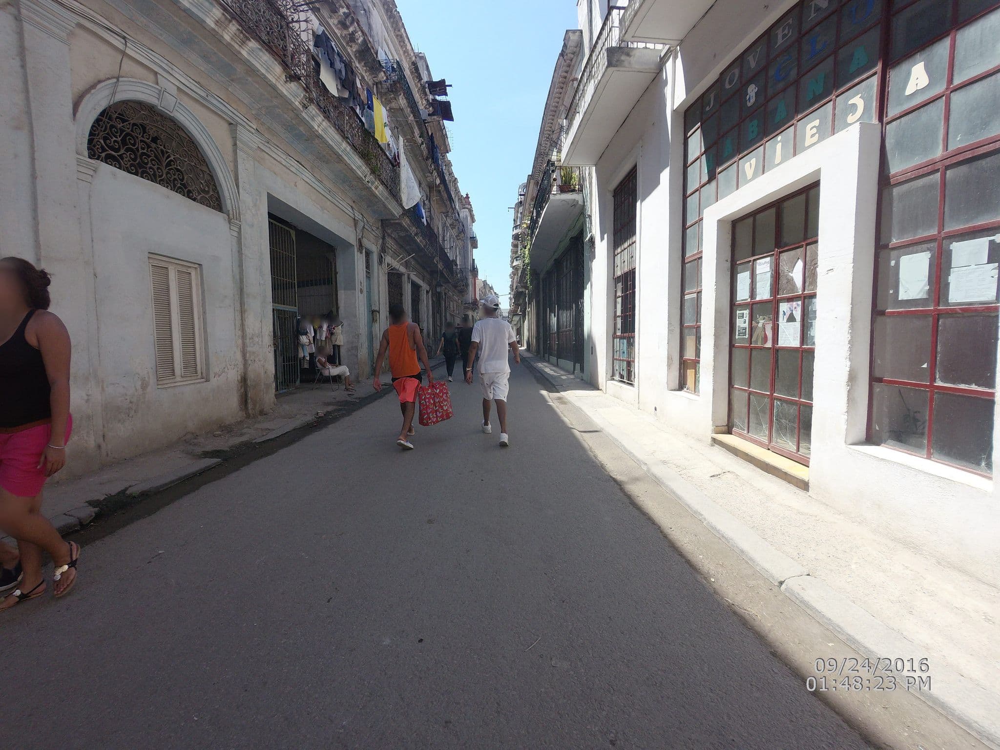 Street view near Yuliet y Erik, La Habana Vieja