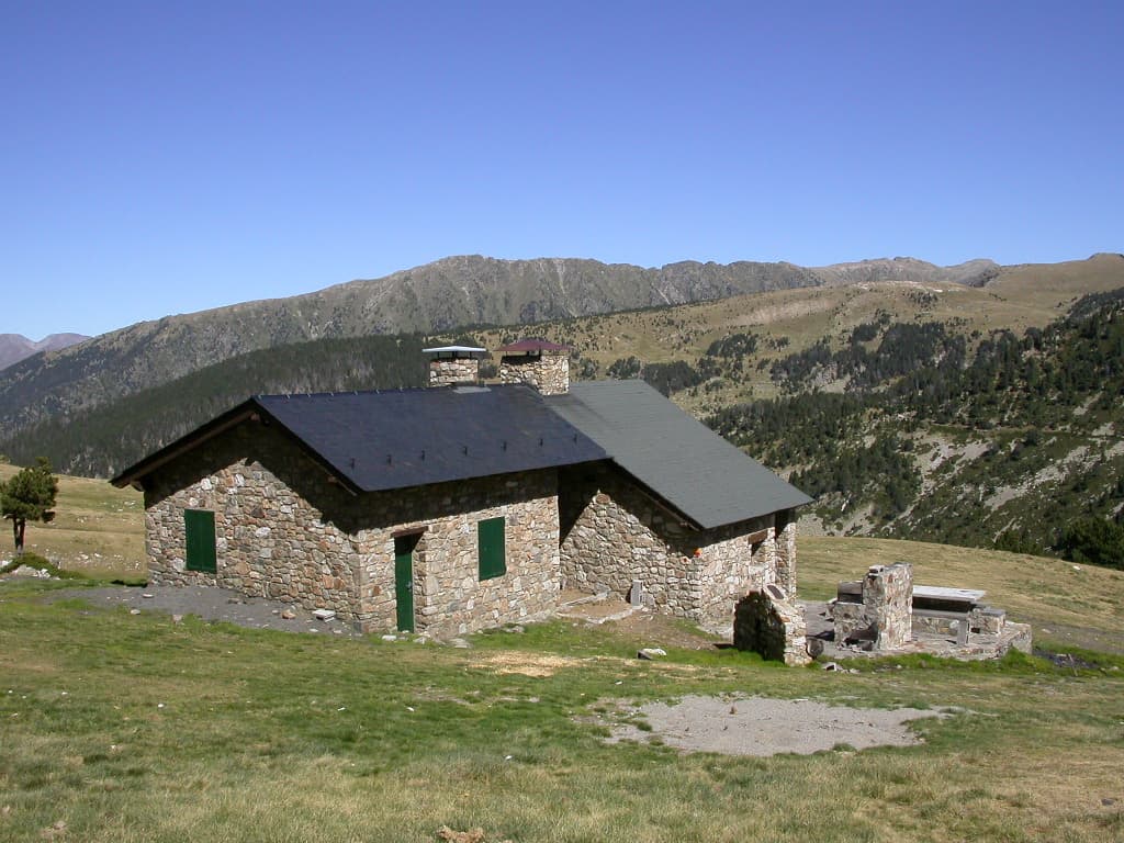 Refugi de Claror (via Wikimedia Commons, CC BY-SA 3.0)