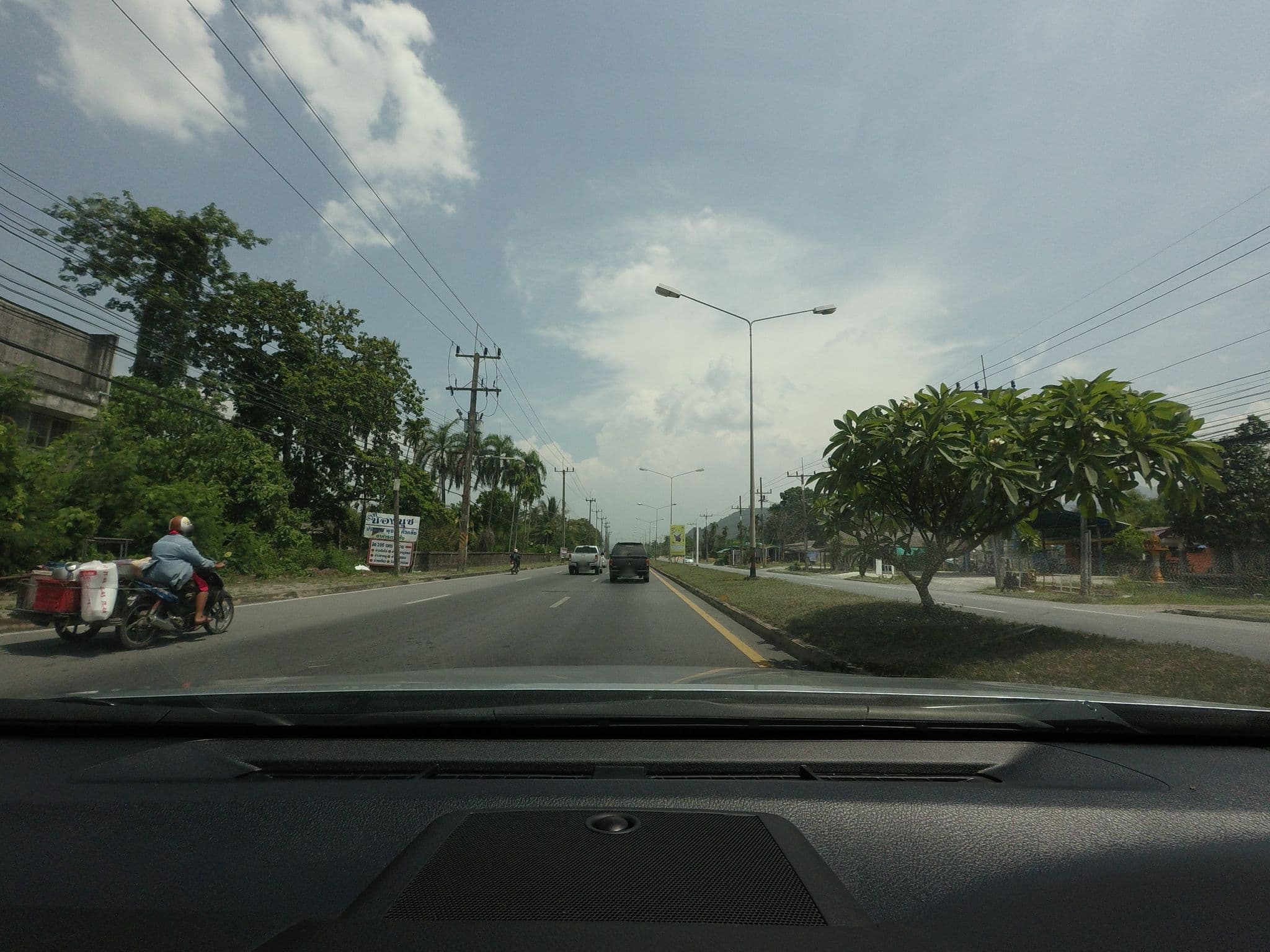 Street view near Phooree Boutique Hotel, Ron Phibun — © mishari (CC BY-SA · Mapillary)