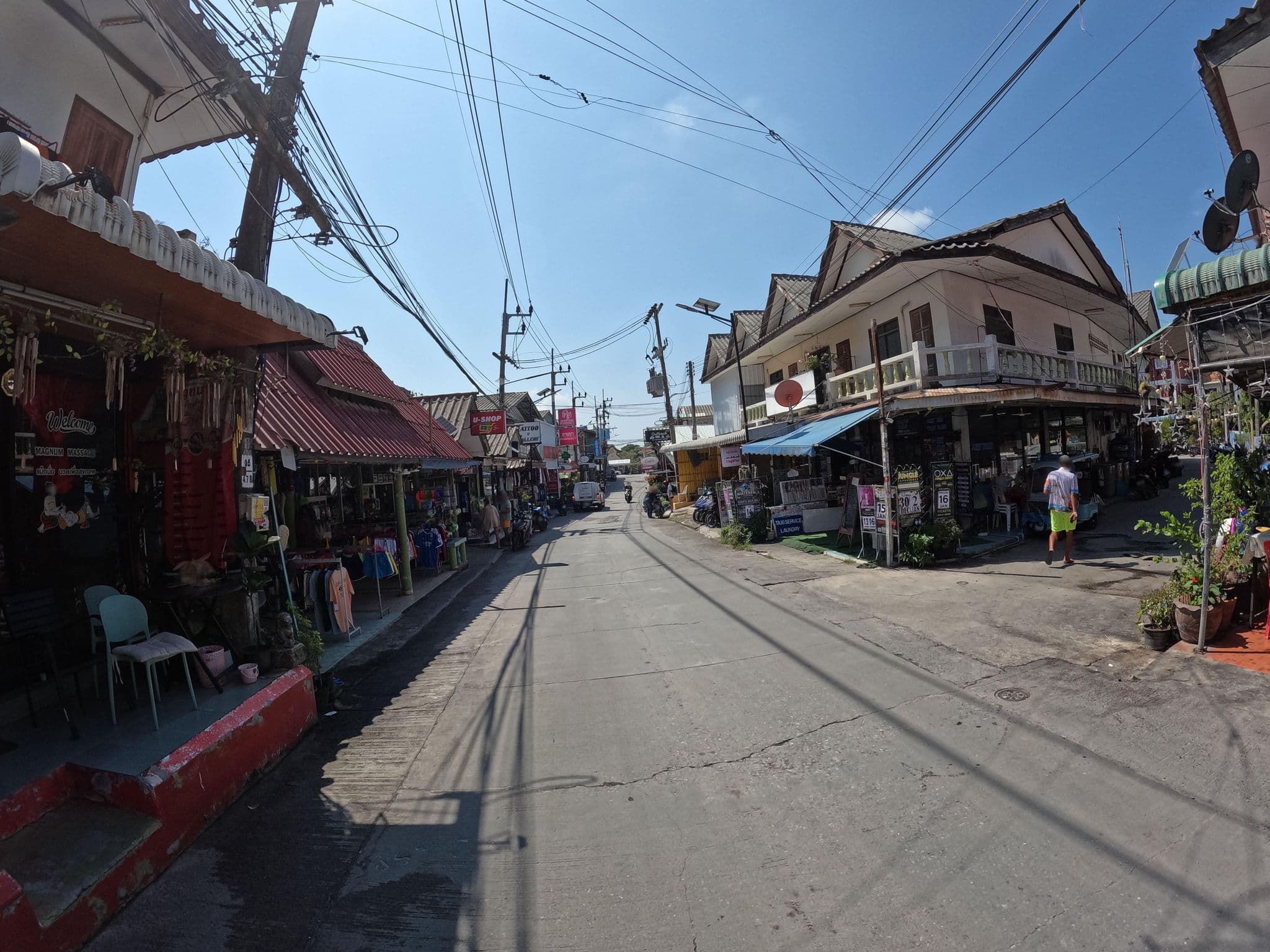 Street view near Mickey Hostel, Ko Pha Ngan — © lucomsky (CC BY-SA · Mapillary)