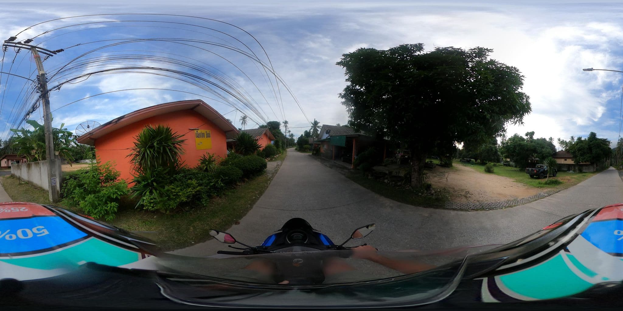 Street view near เมืองโทงอินน์, Ko Samui — © emseesee (CC BY-SA · Mapillary)