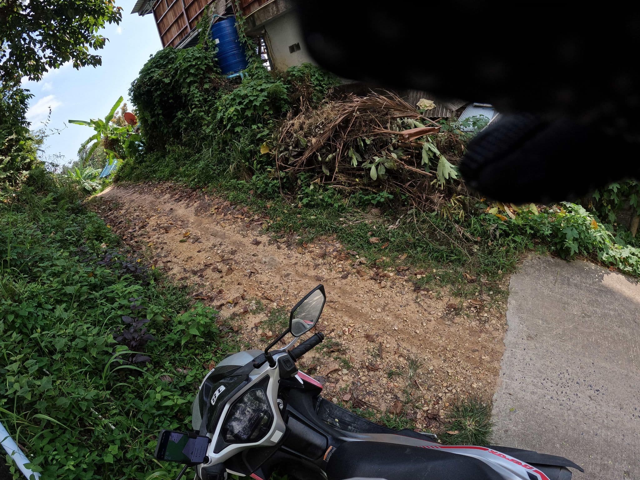 Street view near Hin Kong Resort (not Smile), Ko Pha Ngan — © lucomsky (CC BY-SA · Mapillary)