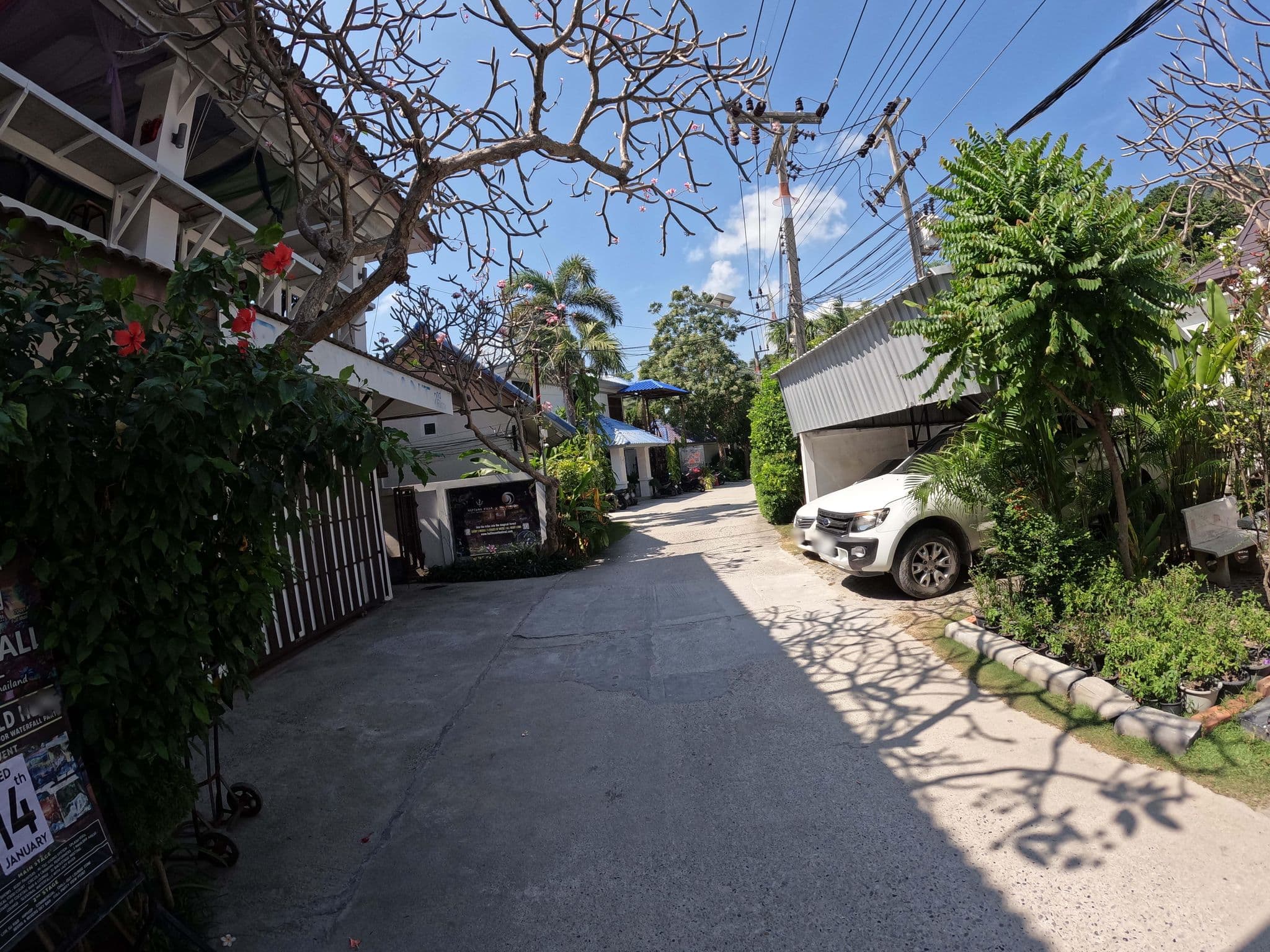 Street view near Blue Marine, Ko Pha Ngan — © lucomsky (CC BY-SA · Mapillary)