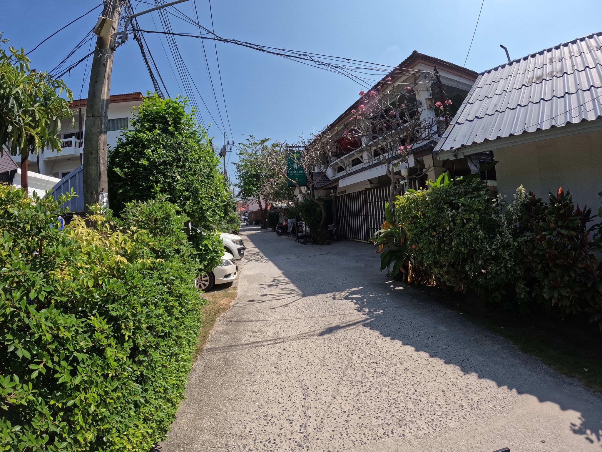 Street view near Neptune's Villa Phangan, Ko Pha Ngan — © lucomsky (CC BY-SA · Mapillary)