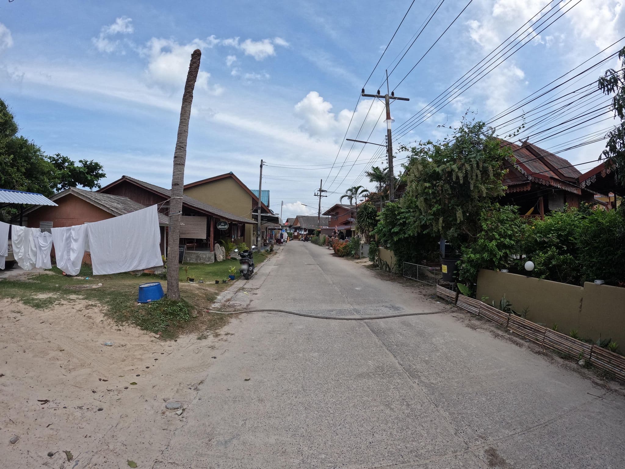 Street view near Sea Side Bungalow, Ko Pha Ngan — © lucomsky (CC BY-SA · Mapillary)