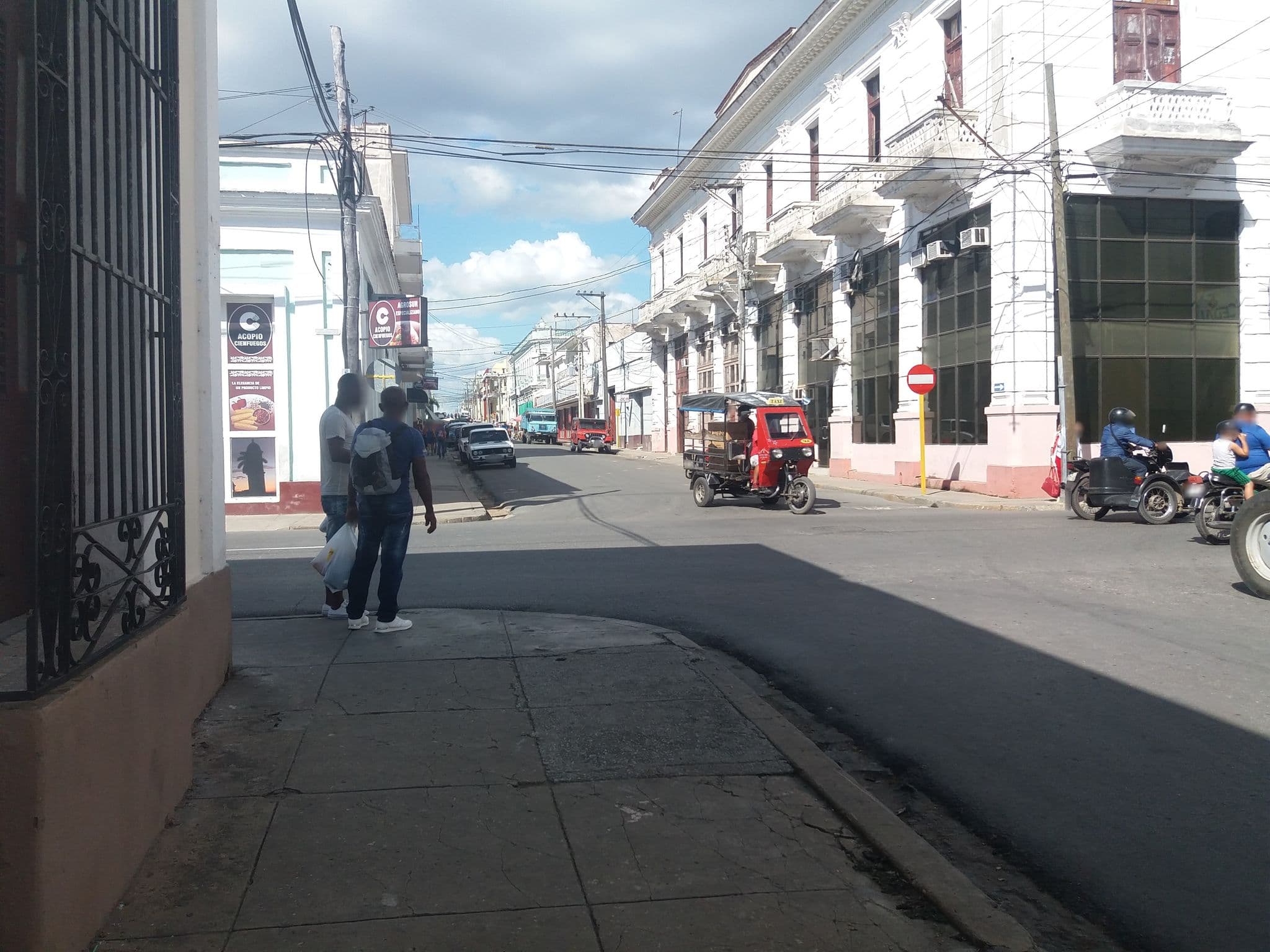 Street view near Hostal Lourdes, Cienfuegos