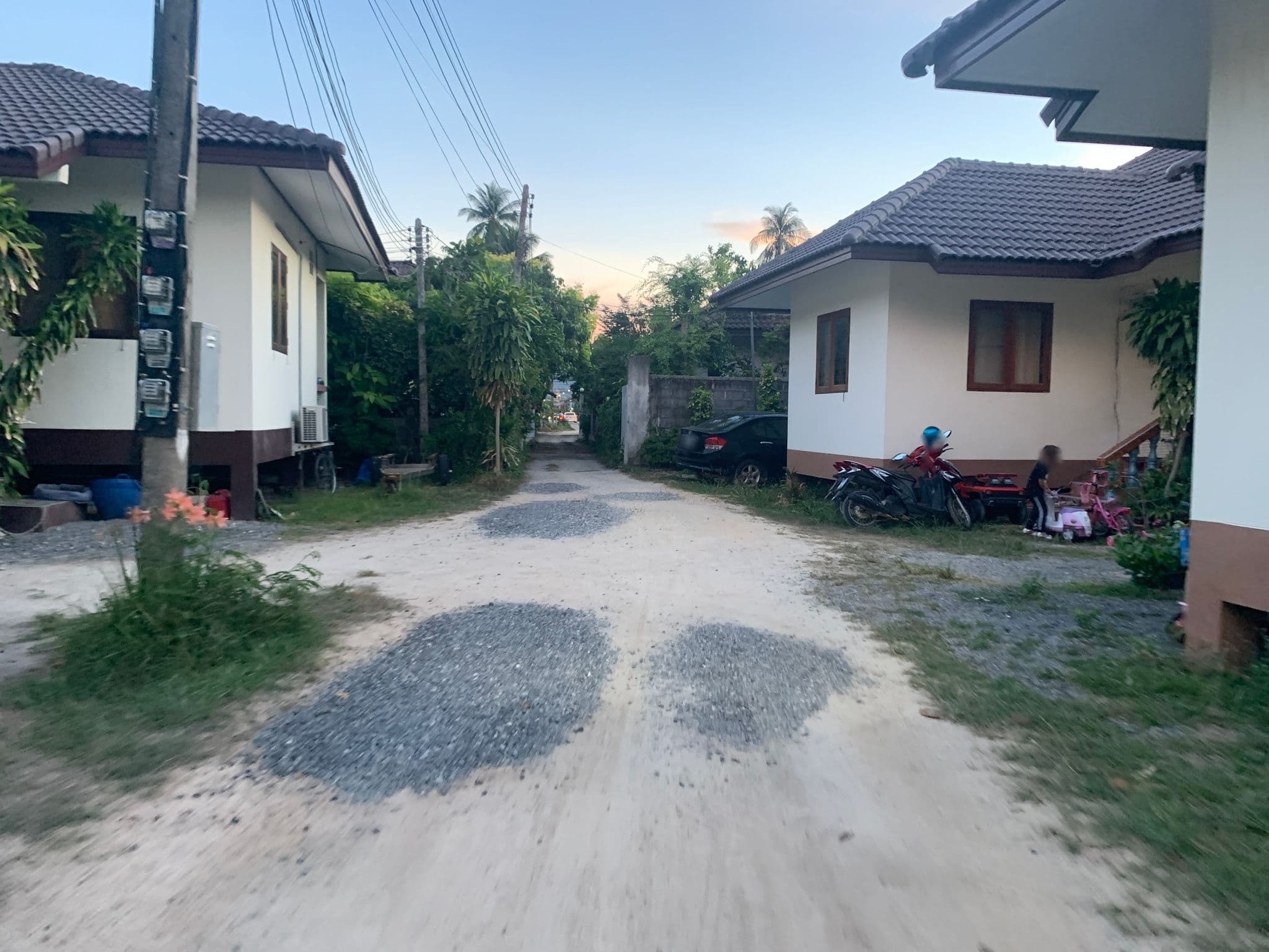 Street view near Baan Hadsuan Resort, Ko Samui — © emseesee (CC BY-SA · Mapillary)