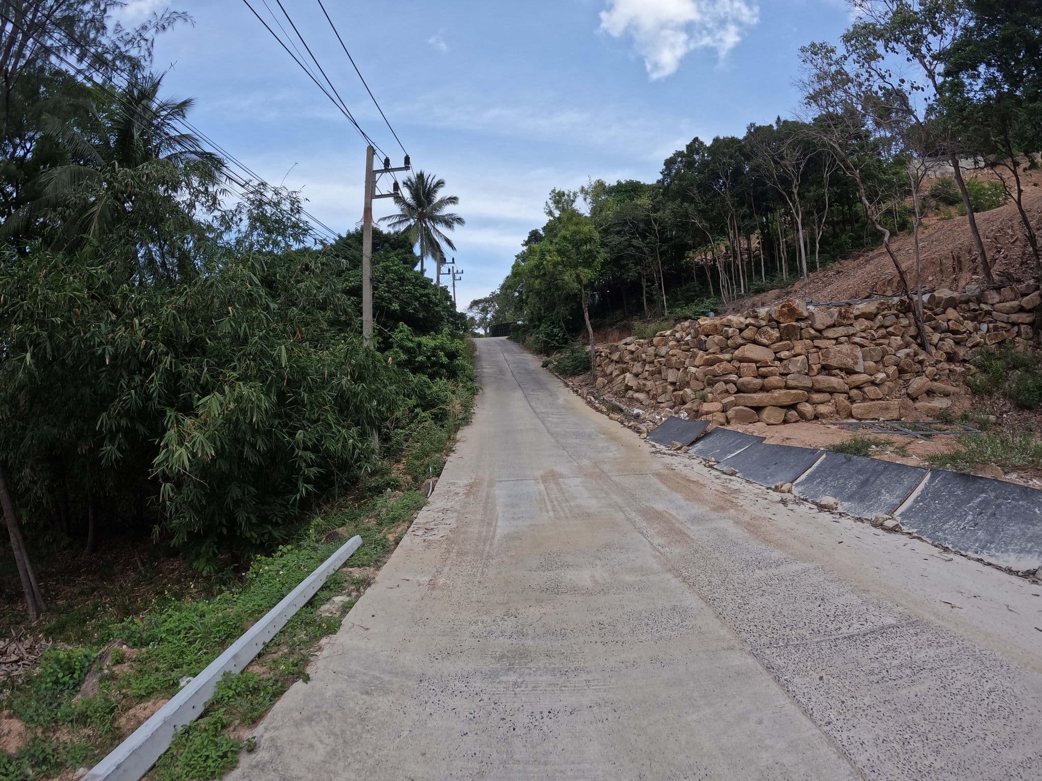 Street view near Padel Pangan Suite, Ko Pha Ngan — © lucomsky (CC BY-SA · Mapillary)