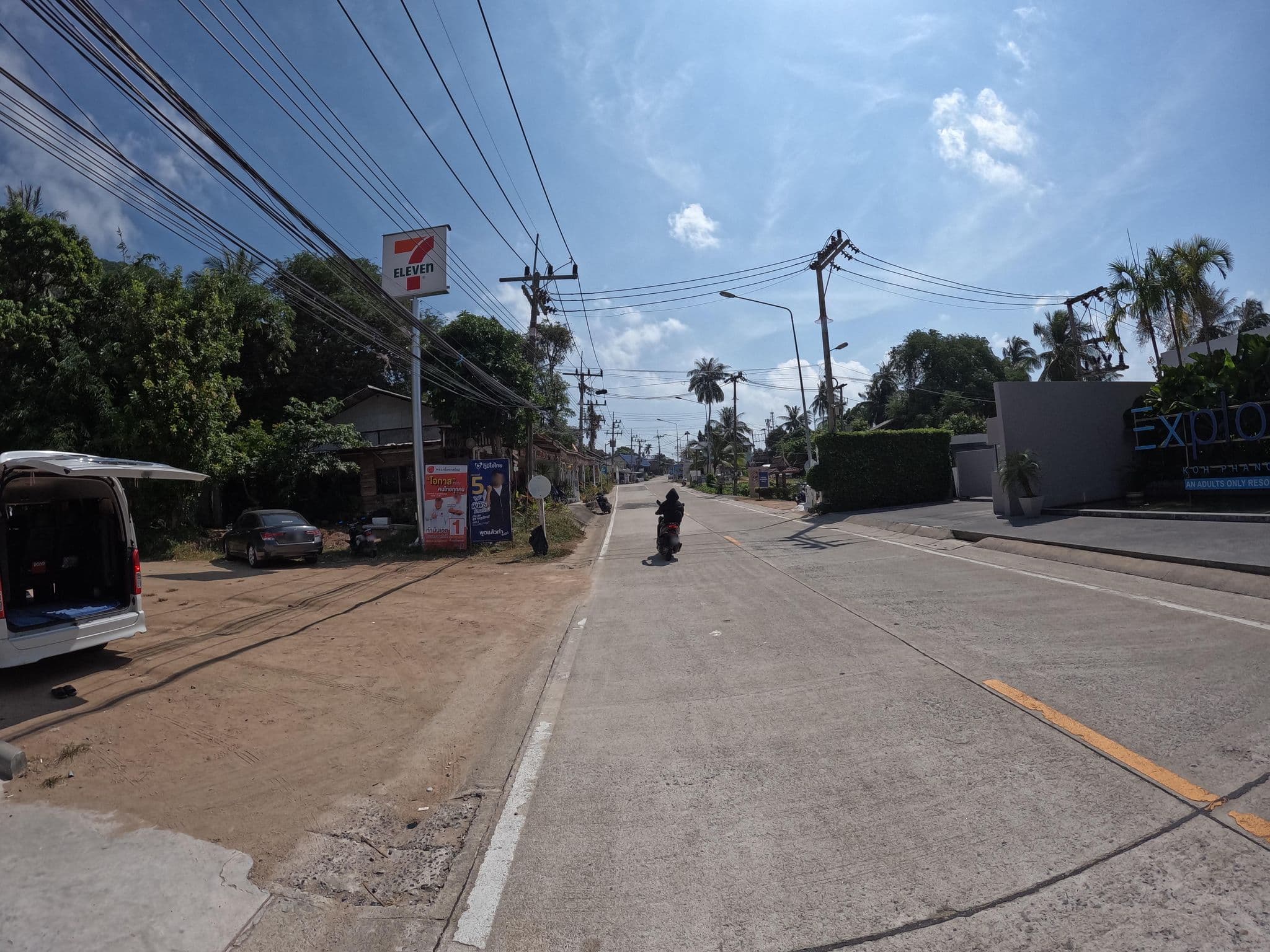 Street view near Explorar Hotel, Ko Pha Ngan — © lucomsky (CC BY-SA · Mapillary)