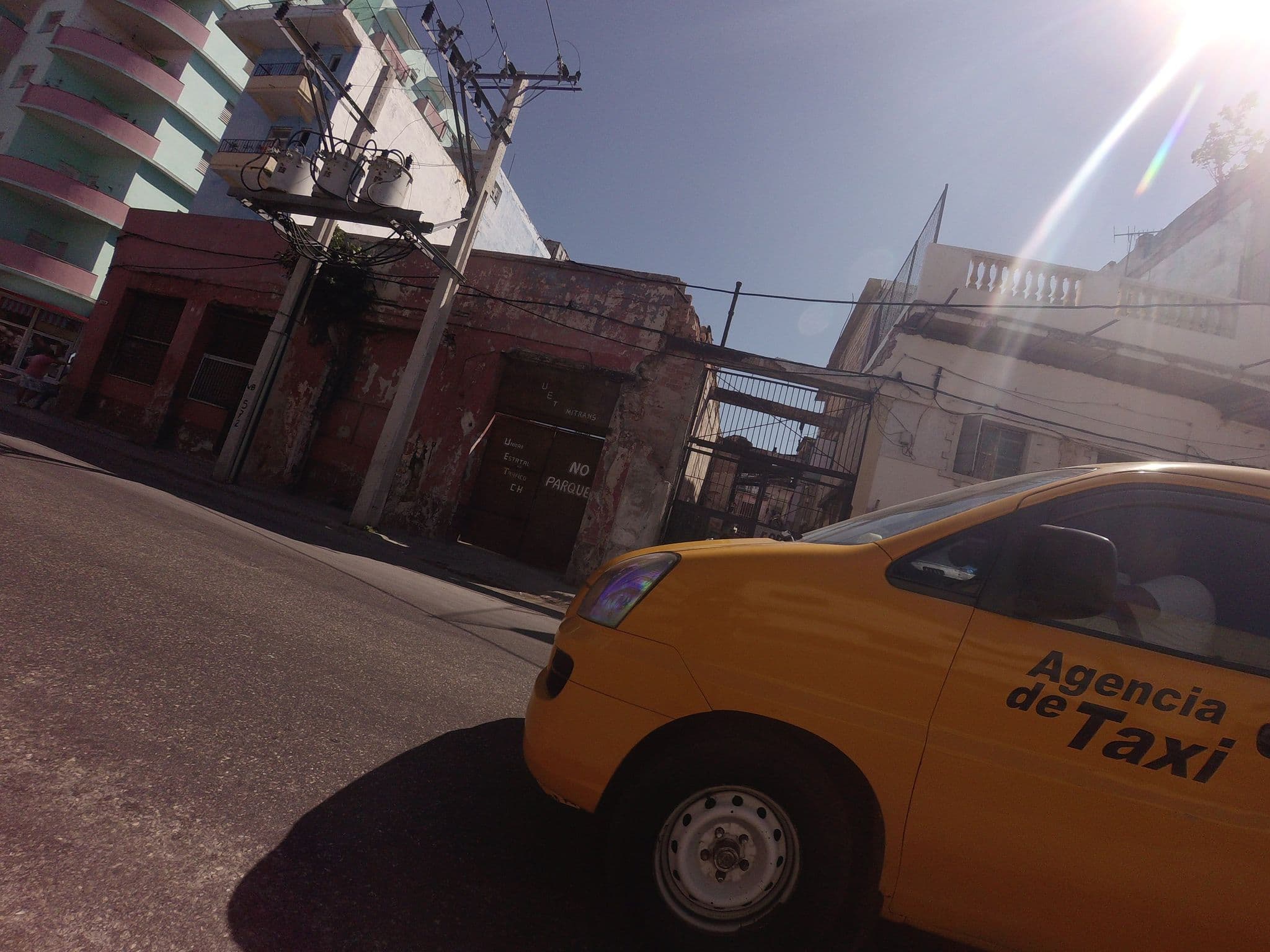 Street view near Villa Marina, Centro Habana